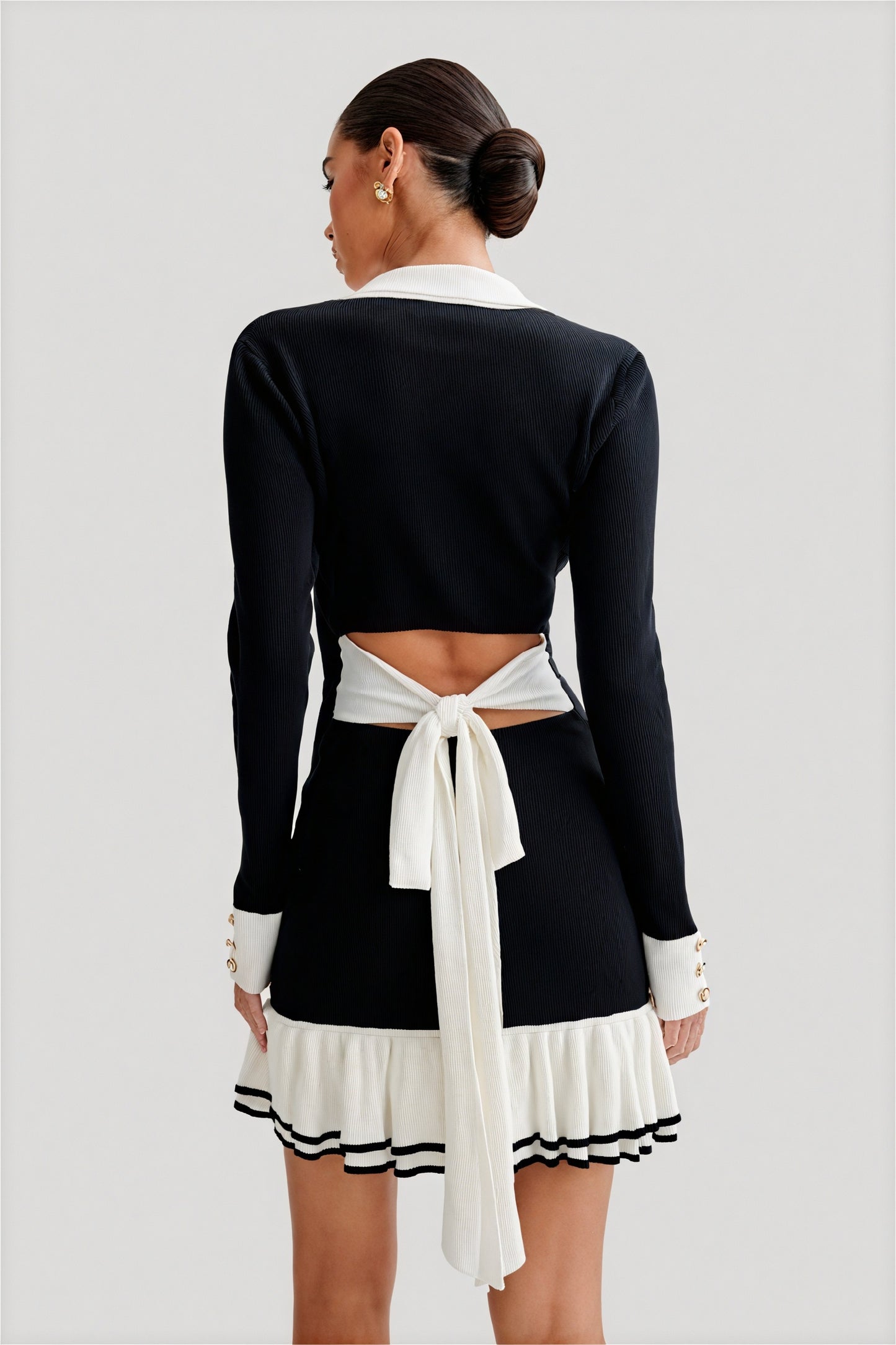 Elegancia Tejida: Vestido con Detalles Dorados