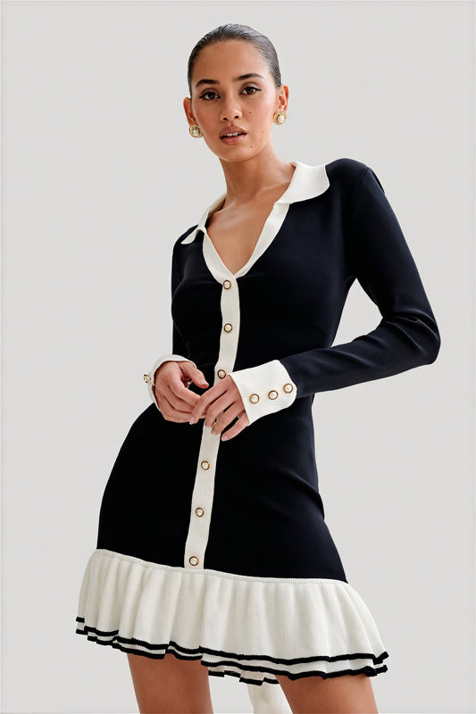 Elegancia Tejida: Vestido con Detalles Dorados
