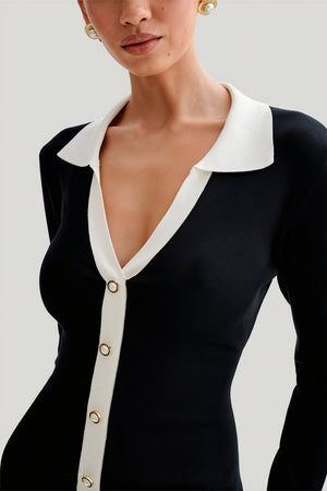 Elegancia Tejida: Vestido con Detalles Dorados