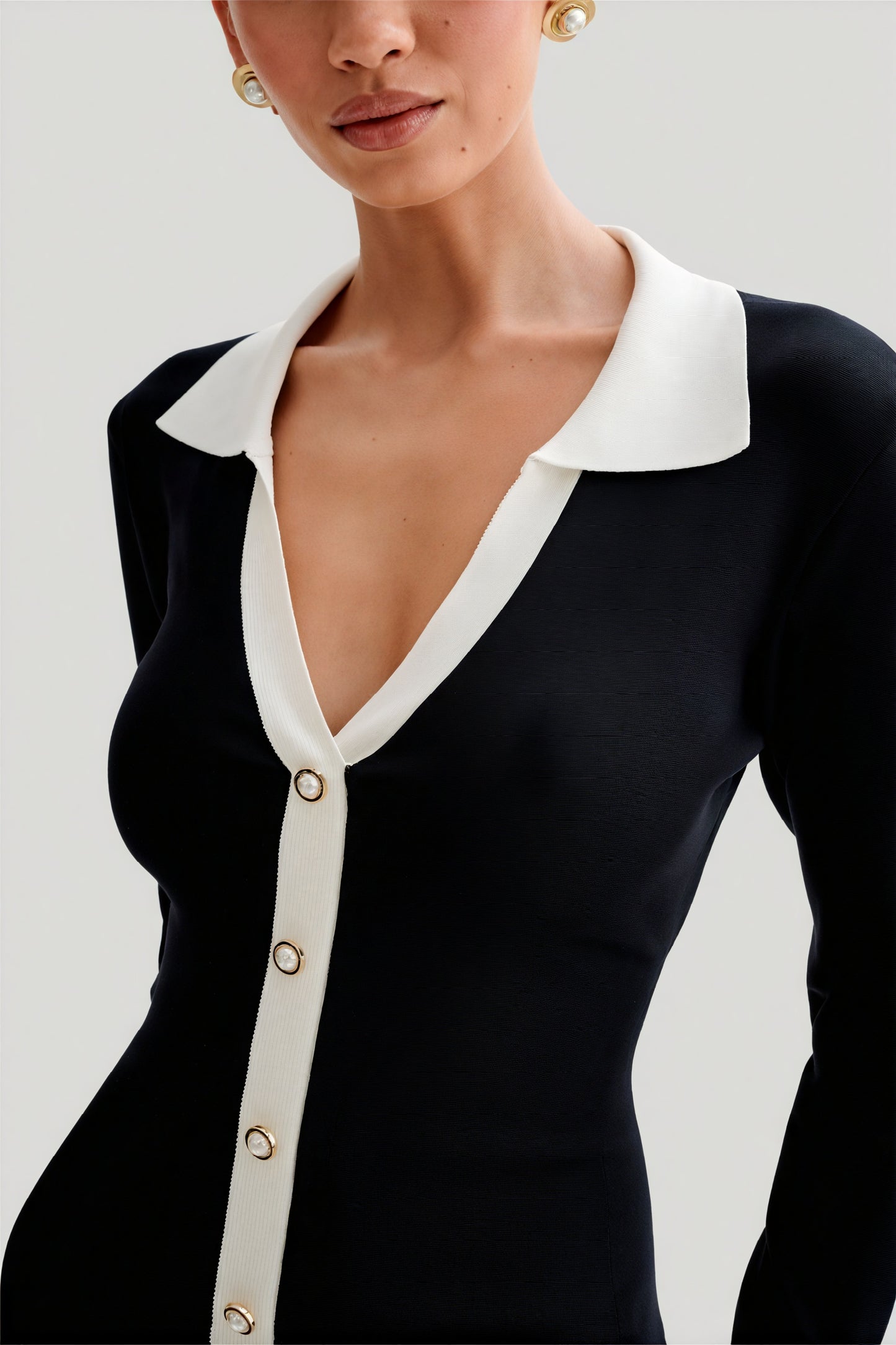 Elegancia Tejida: Vestido con Detalles Dorados