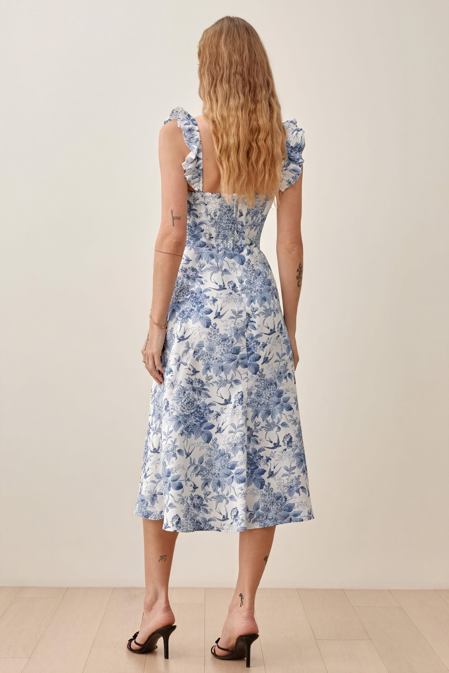 Vestido Midi Floral con Abertura y Volantes
