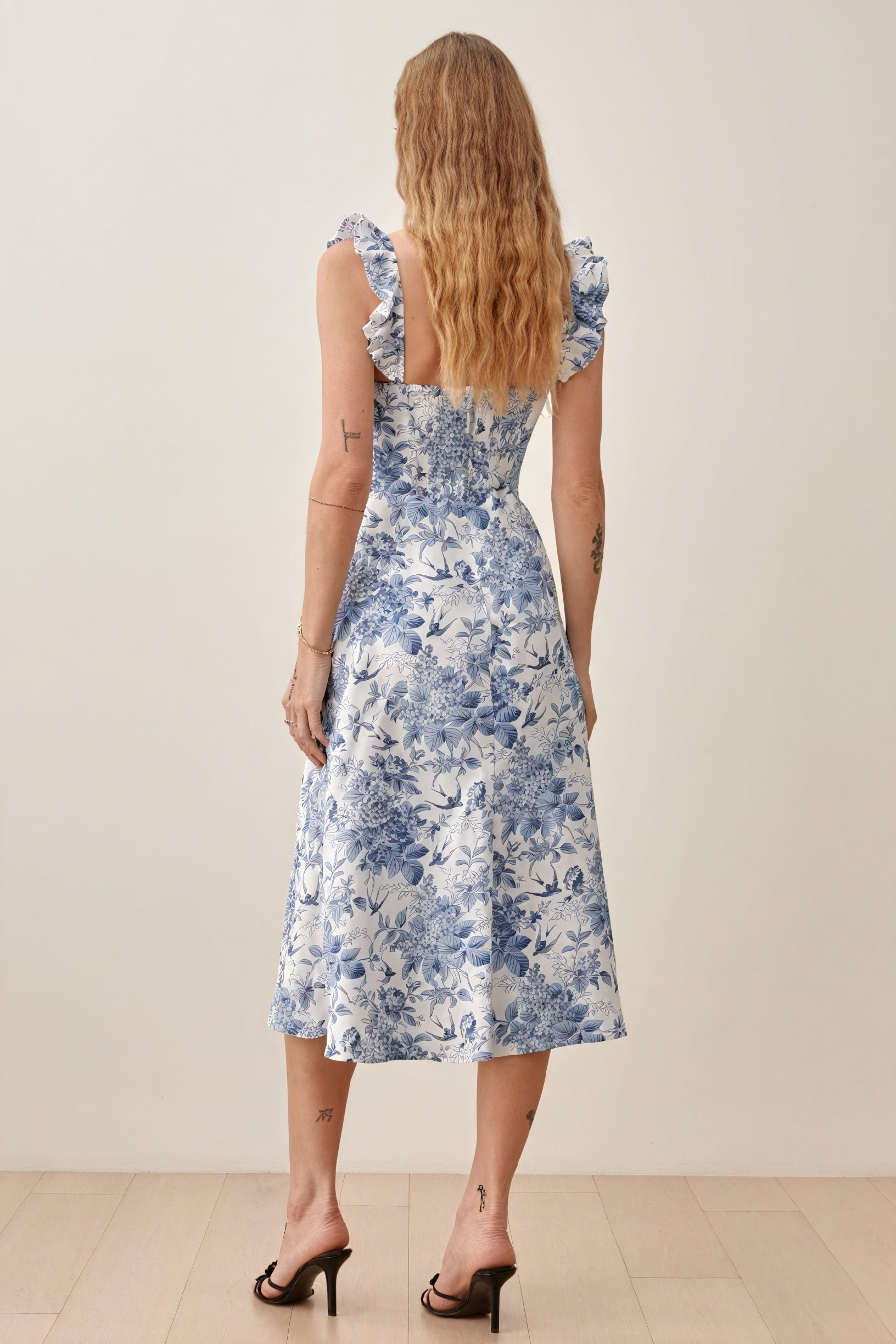 Vestido Midi Floral con Abertura y Volantes