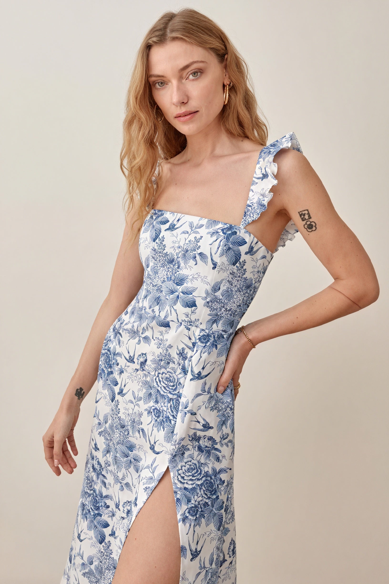 Vestido Midi Floral con Abertura y Volantes