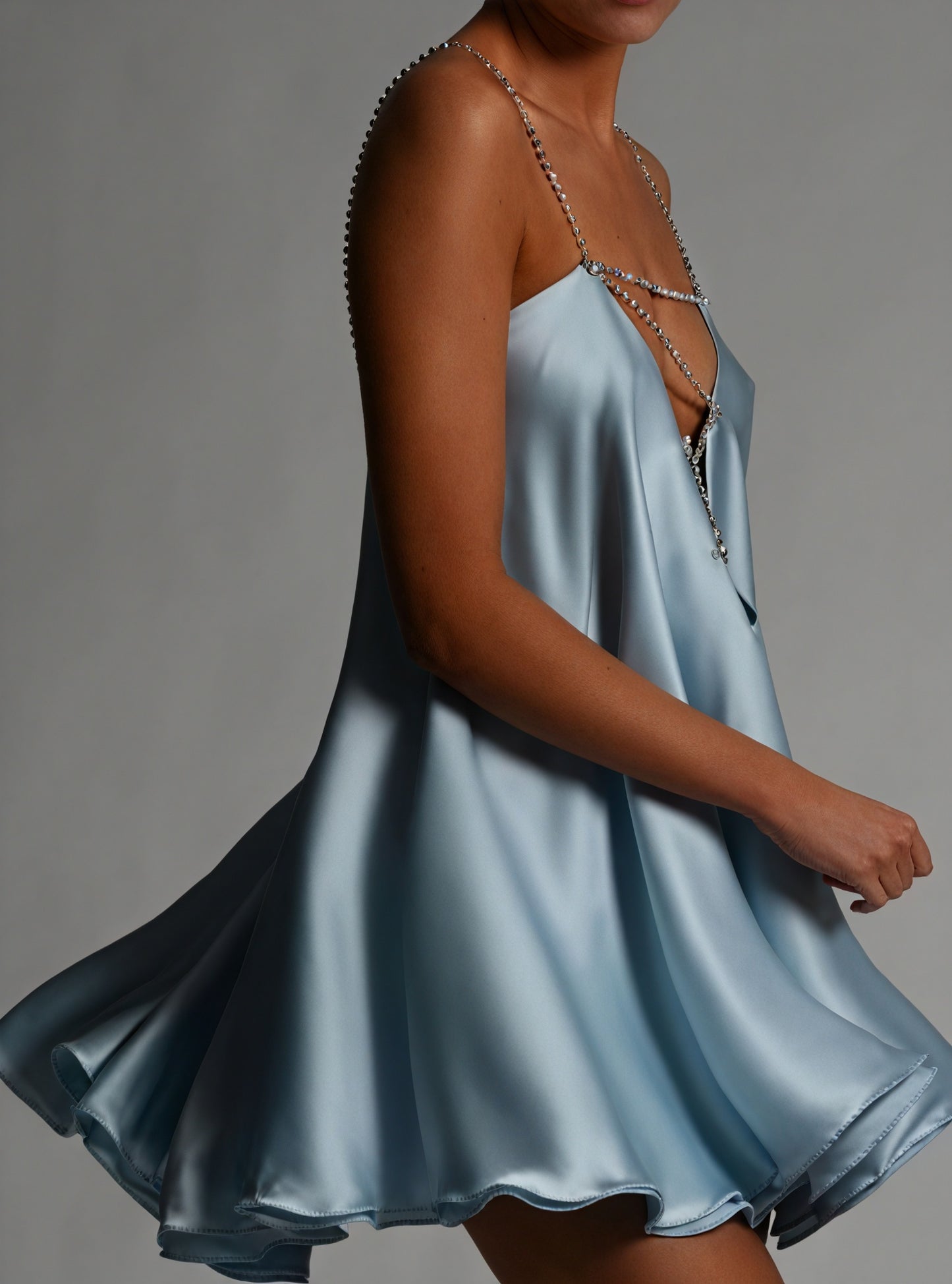 Vestido Mini Fluido con Detalles de Cadena