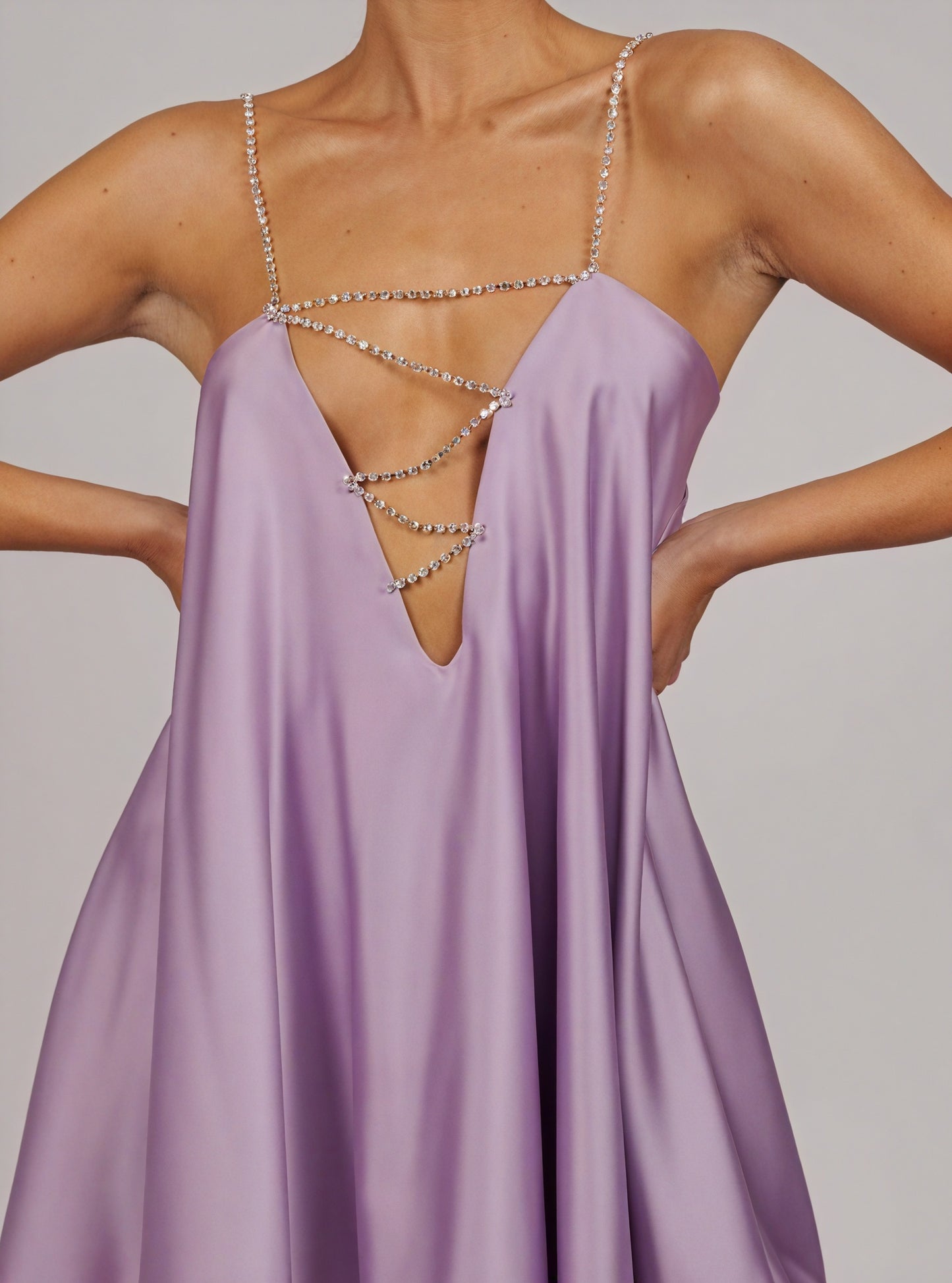 Vestido Mini Fluido con Detalles de Cadena