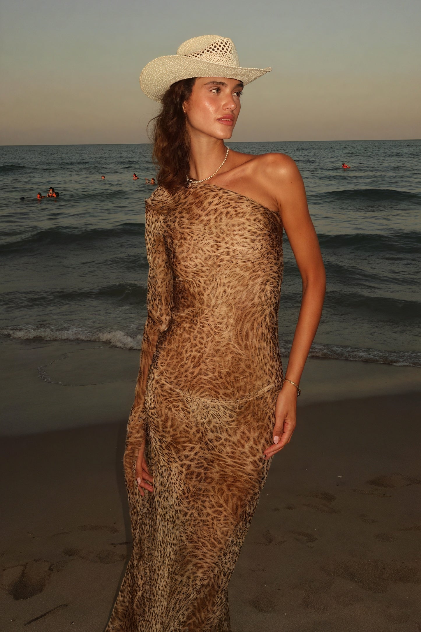 Vestido Fluido Estampado Animal Un Hombro