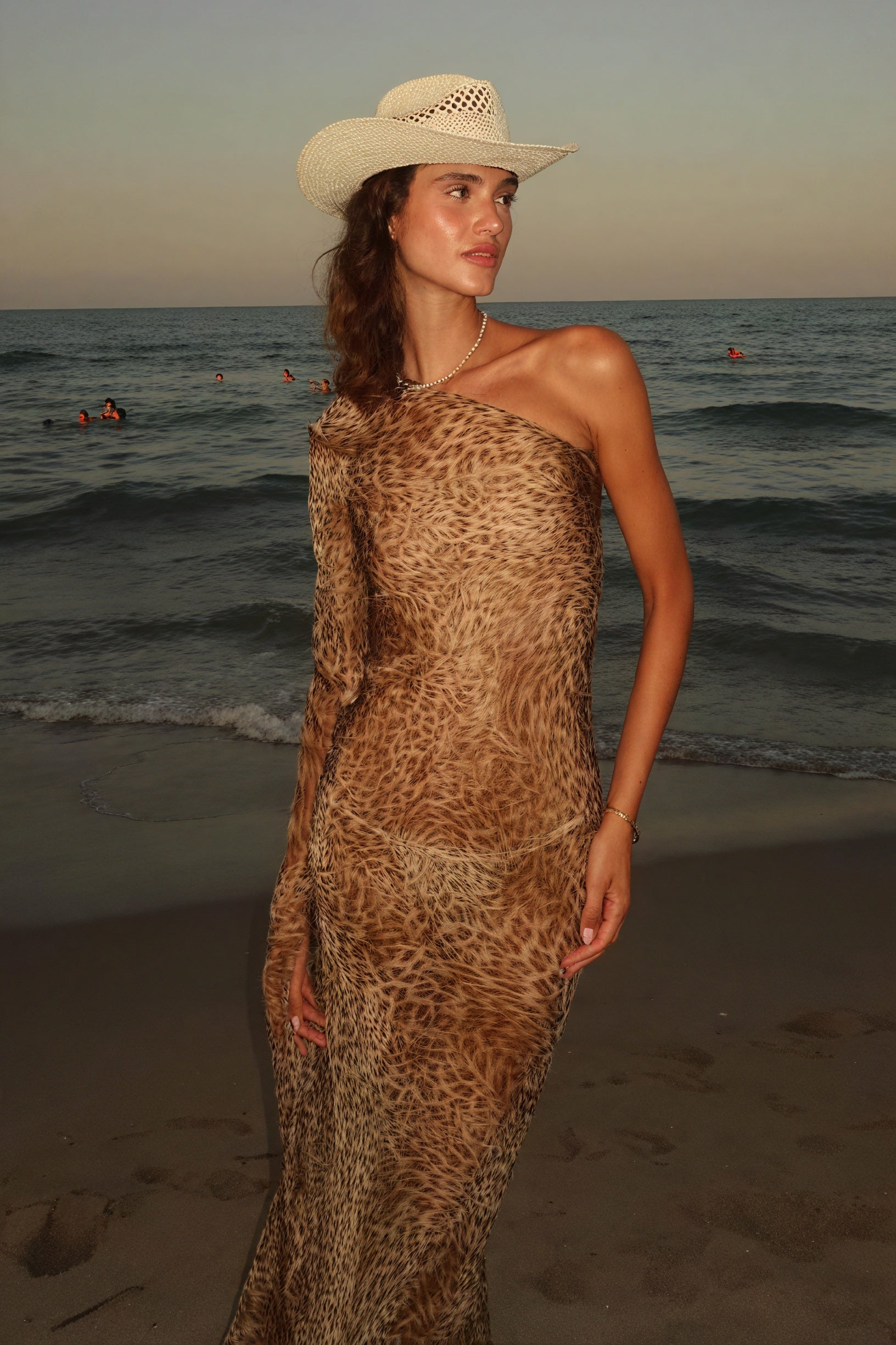 Vestido Fluido Estampado Animal Un Hombro