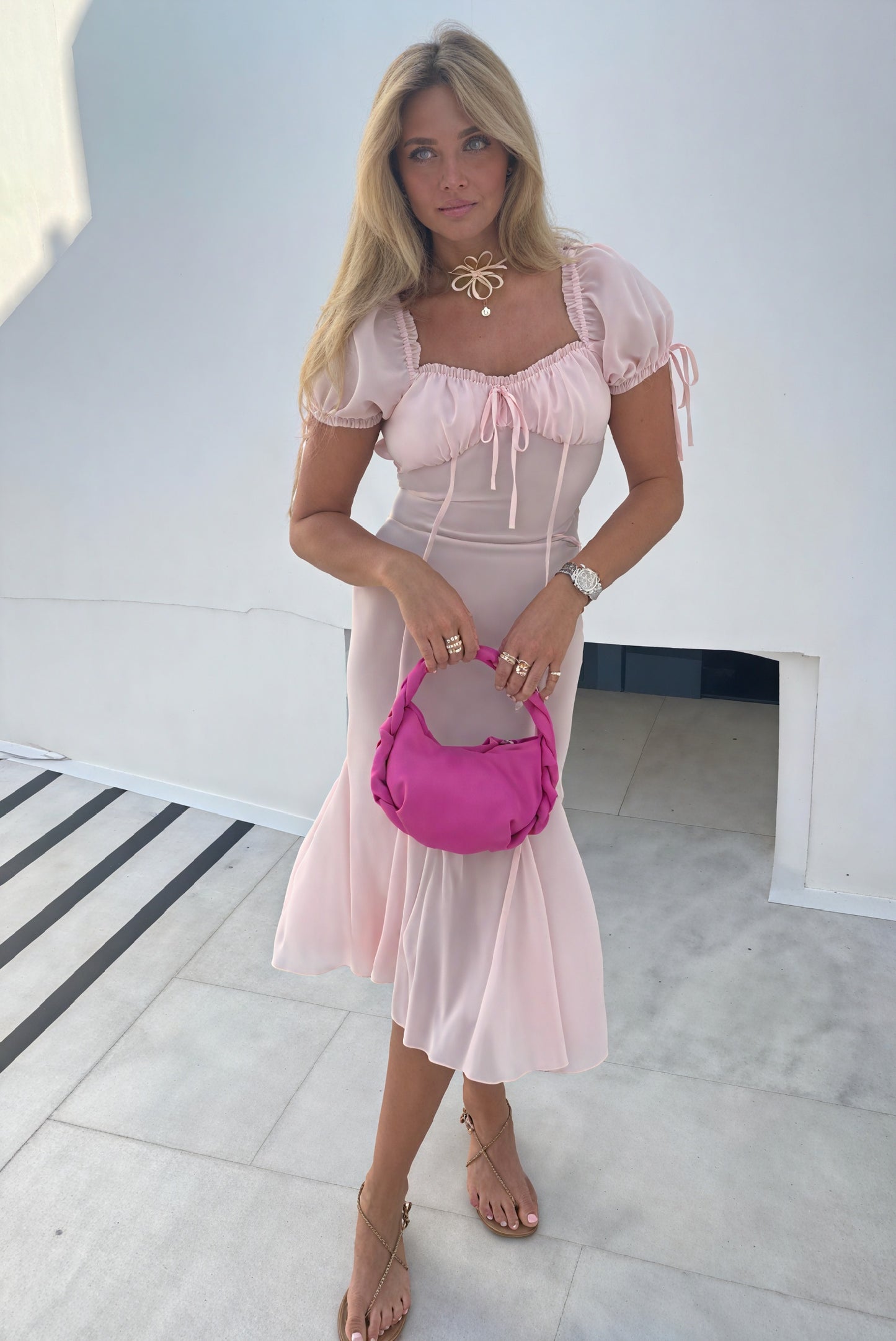 Vestido Midi Romántico con Detalles de Lazos