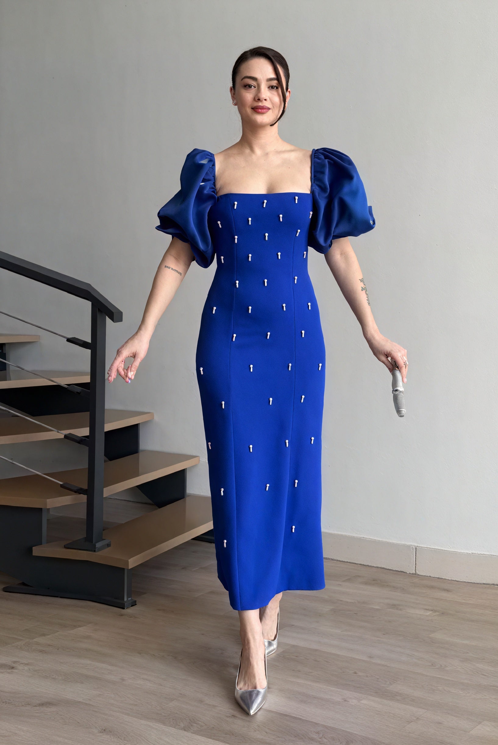 Vestido Midi con Mangas Abullonadas y Detalles