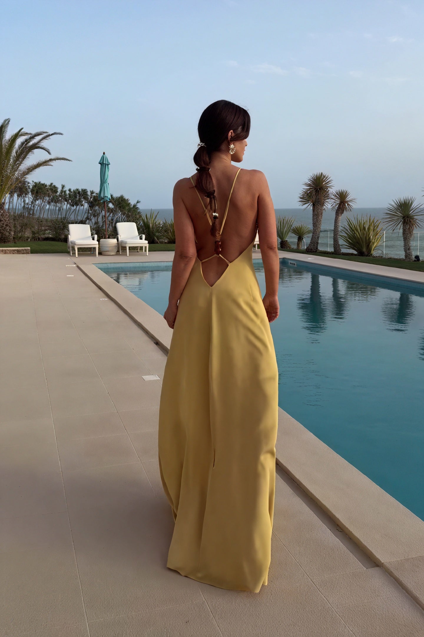 Vestido Fluido con Escote en V Profundo