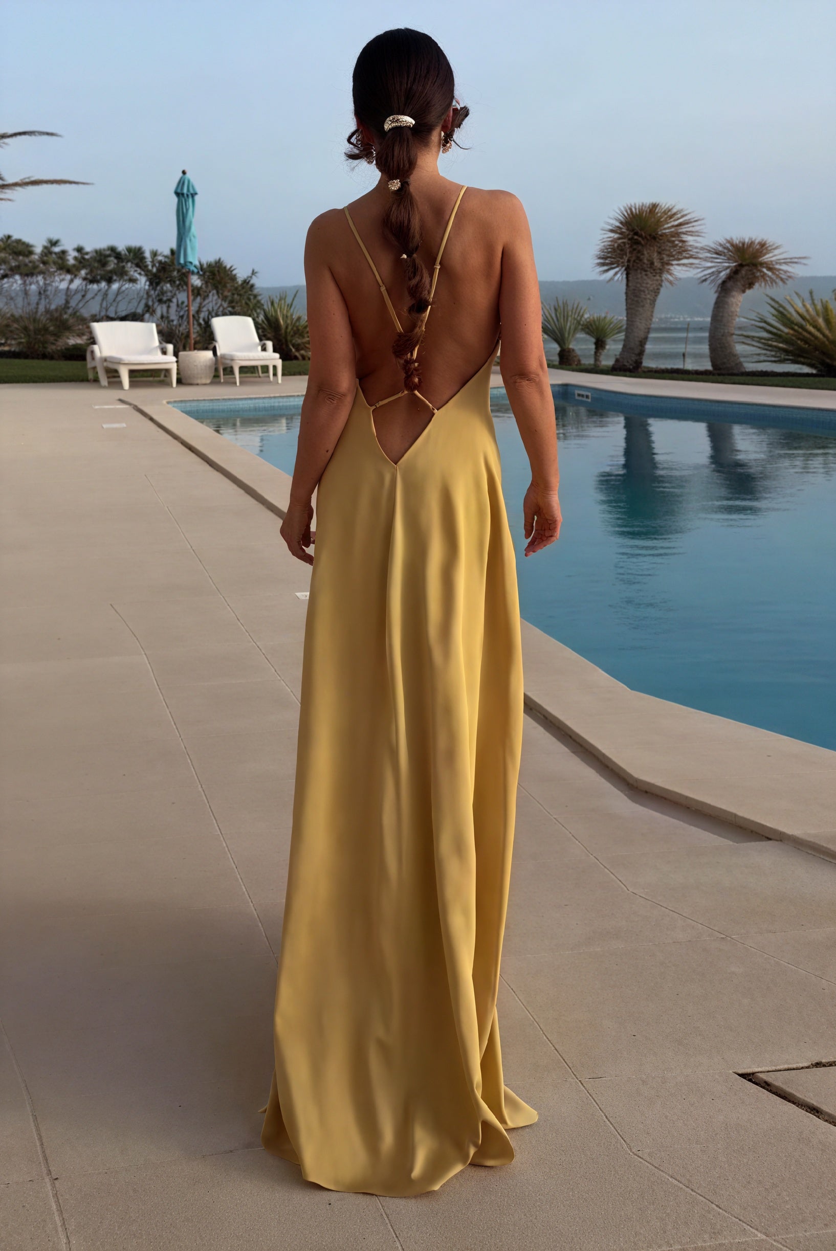 Vestido Fluido con Escote en V Profundo