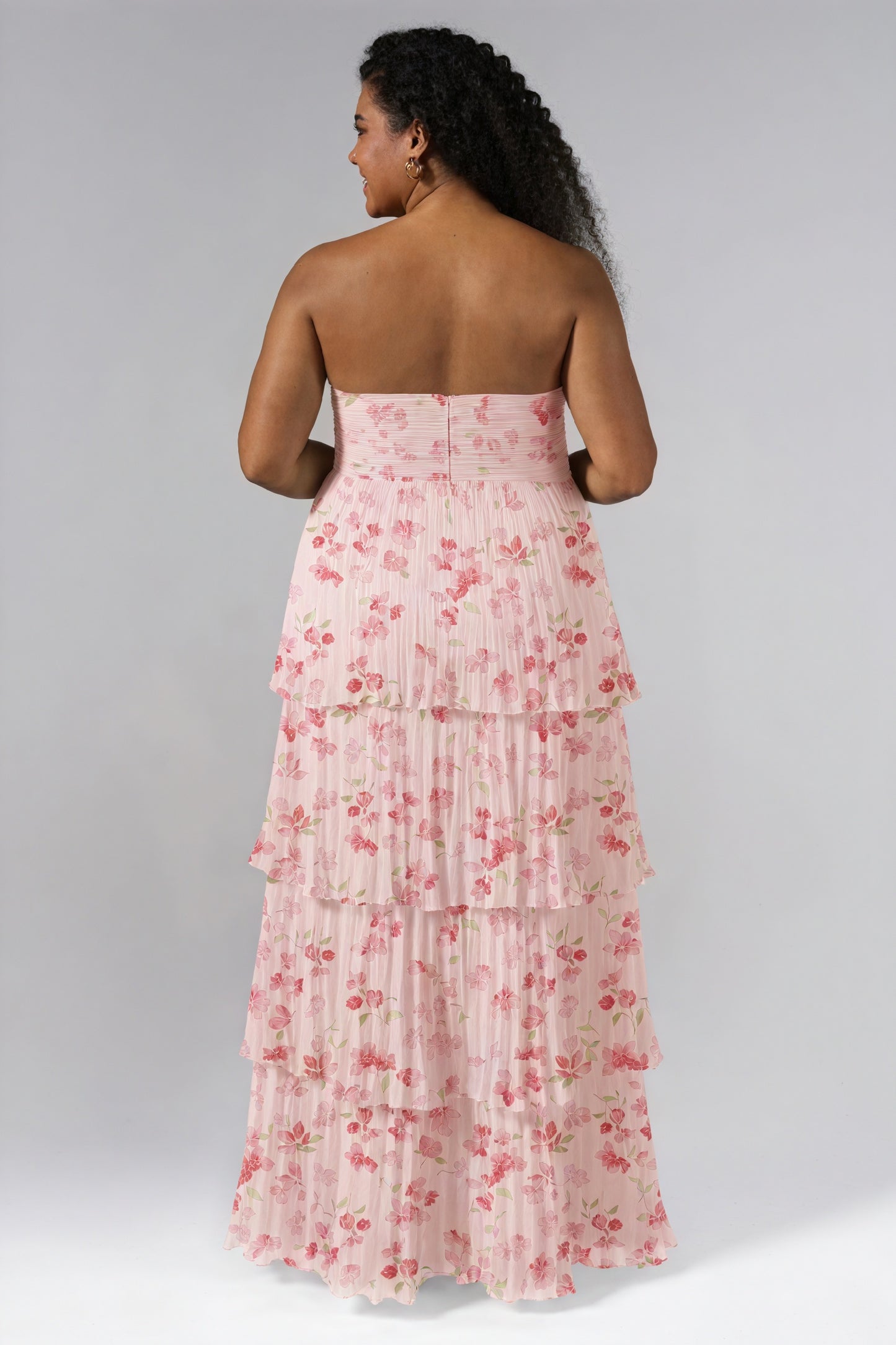 Vestido Floral Strapless con Falda Escalada