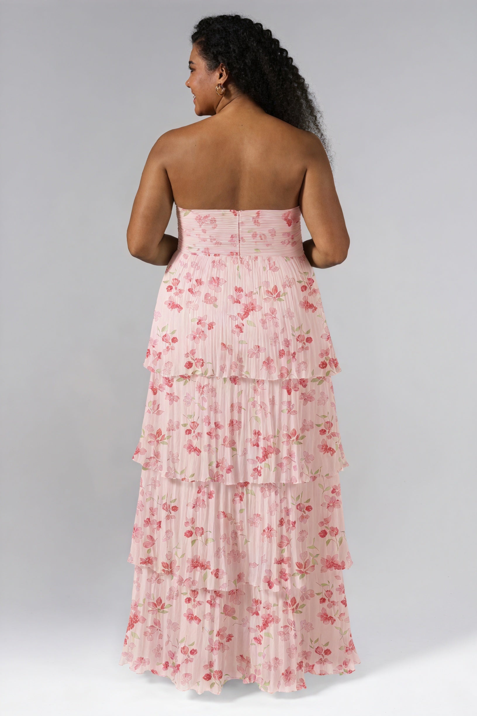 Vestido Floral Strapless con Falda Escalada