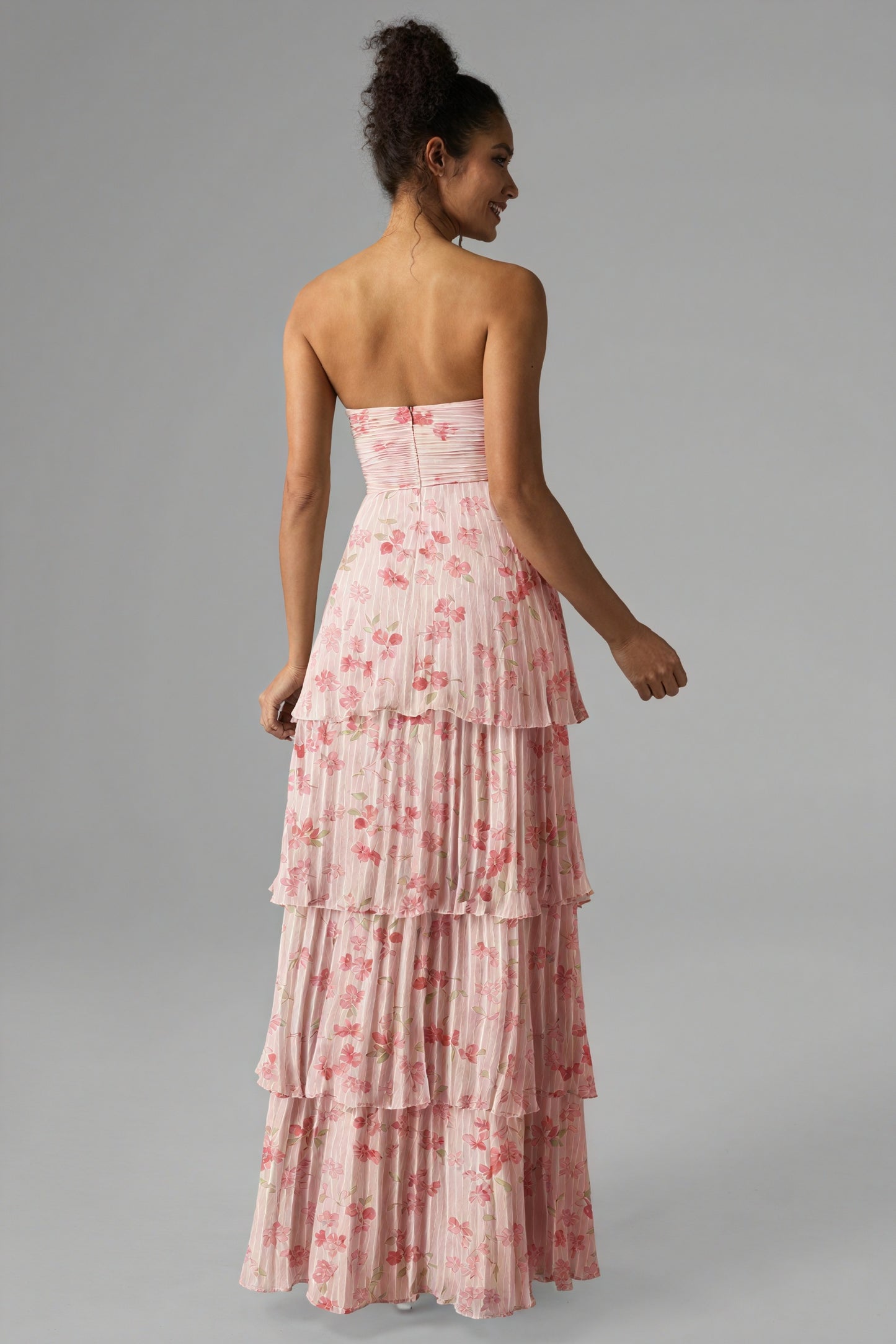 Vestido Floral Strapless con Falda Escalada