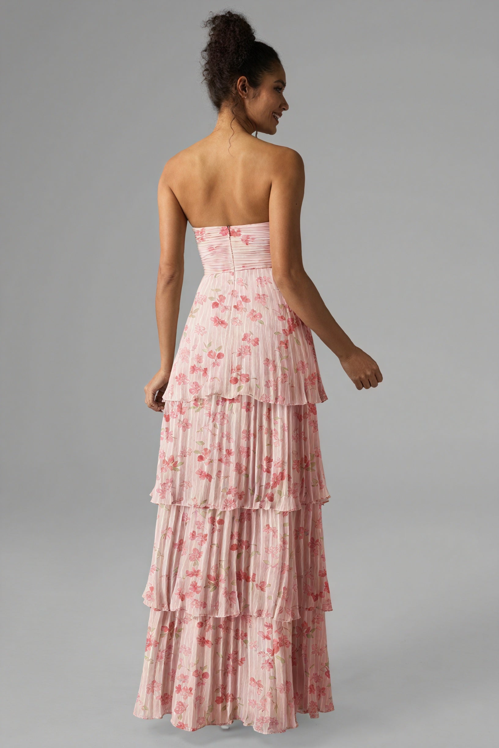 Vestido Floral Strapless con Falda Escalada