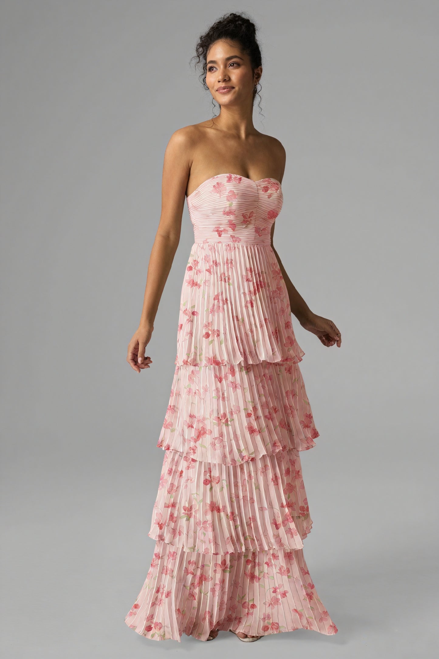 Vestido Floral Strapless con Falda Escalada