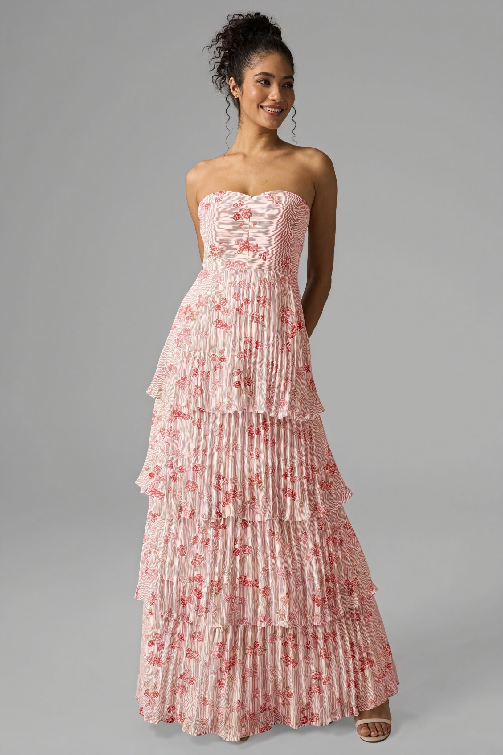 Vestido Floral Strapless con Falda Escalada