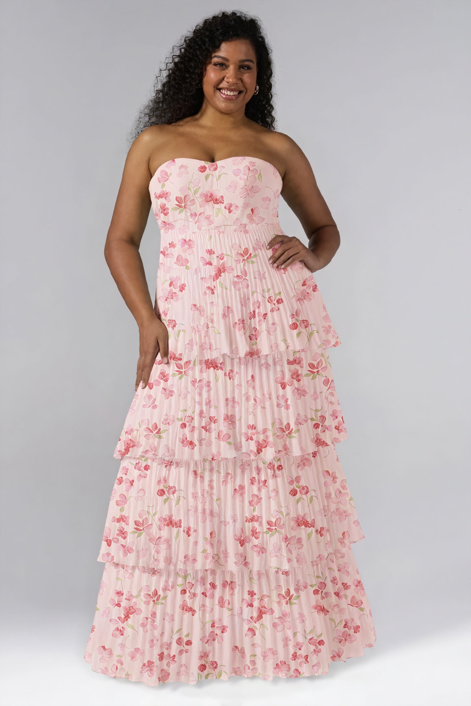 Vestido Floral Strapless con Falda Escalada