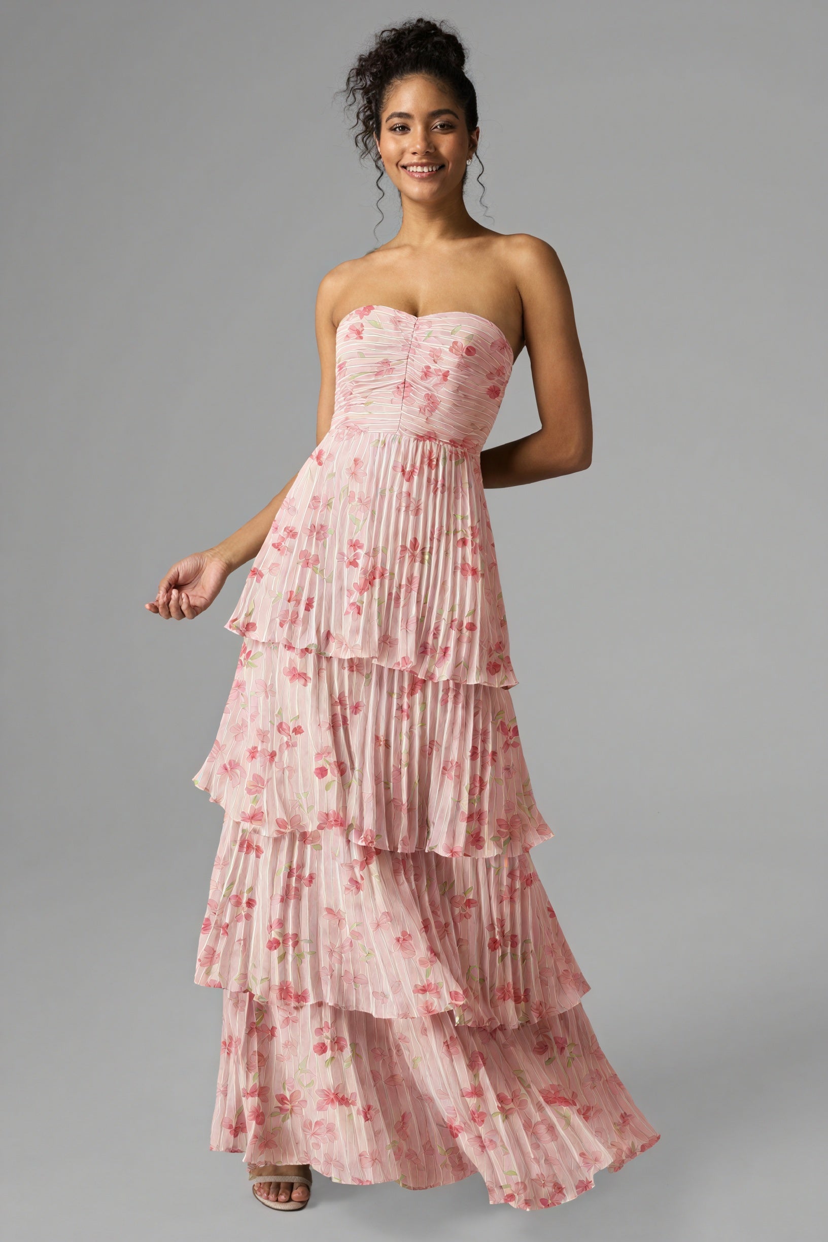 Vestido Floral Strapless con Falda Escalada