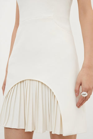Vestido Minimalista con Falda Plisada