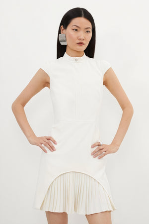 Vestido Minimalista con Falda Plisada