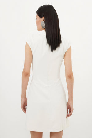 Vestido Minimalista con Falda Plisada