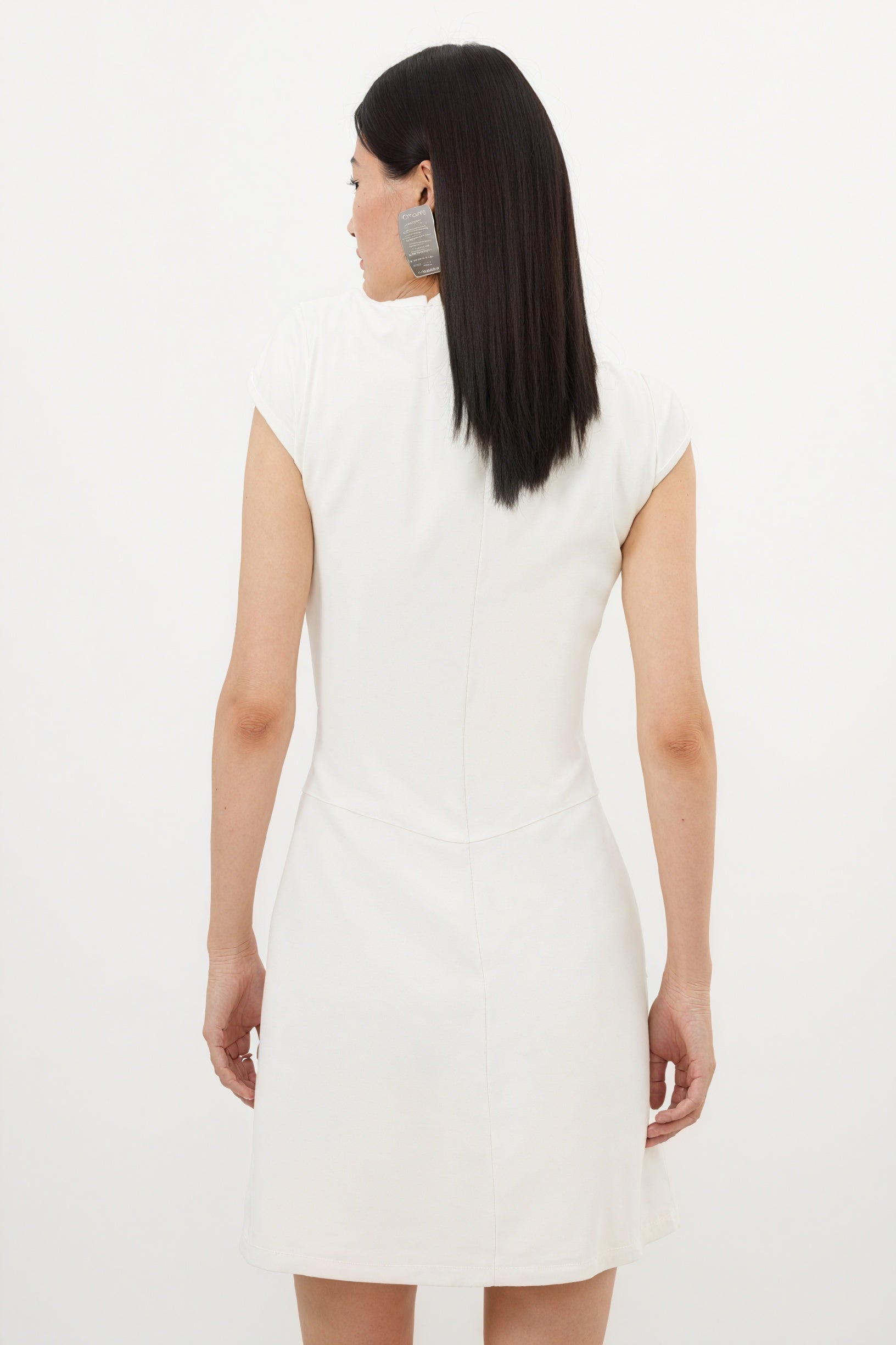 Vestido Minimalista con Falda Plisada