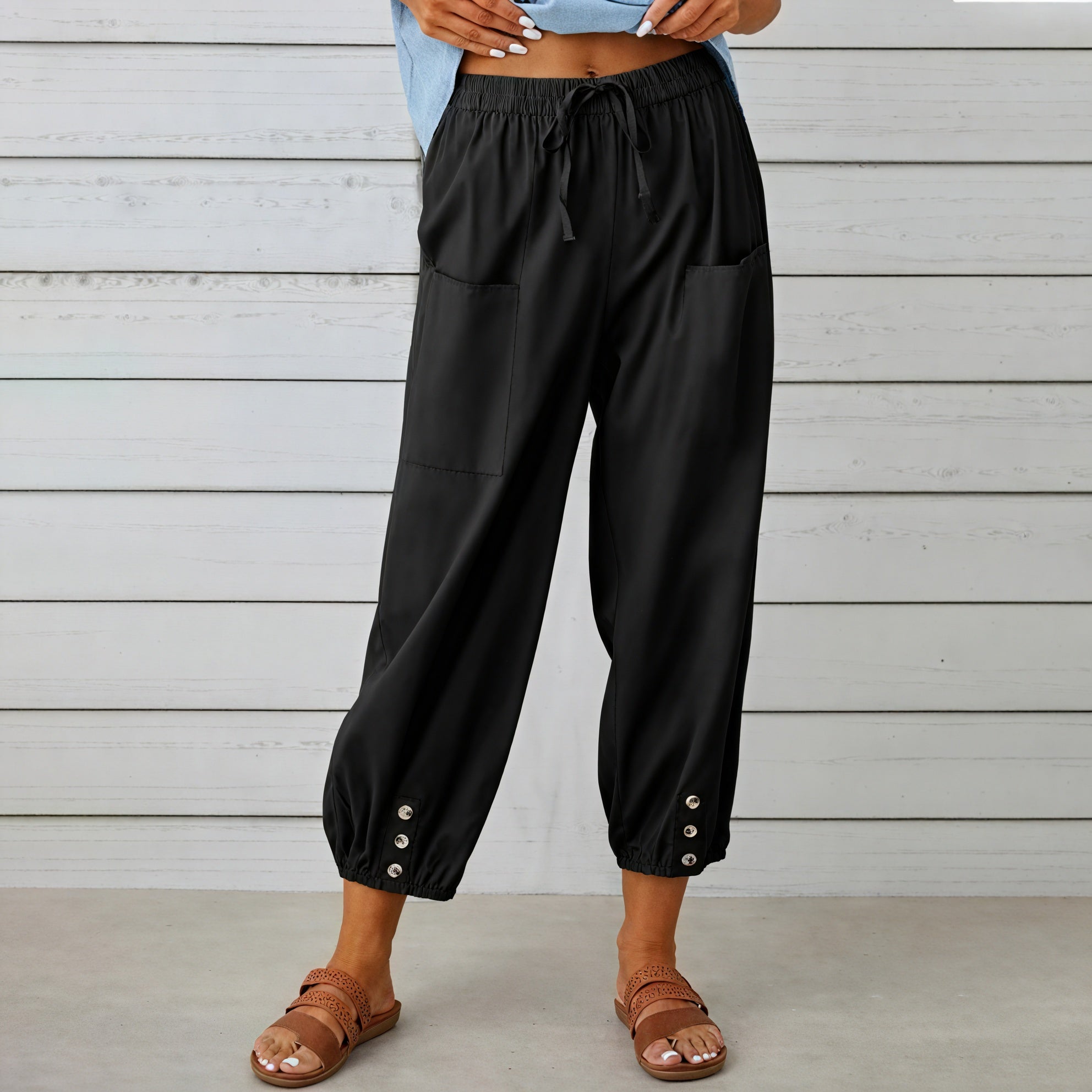 Pantalones Fluidos con Detalles Distintivos