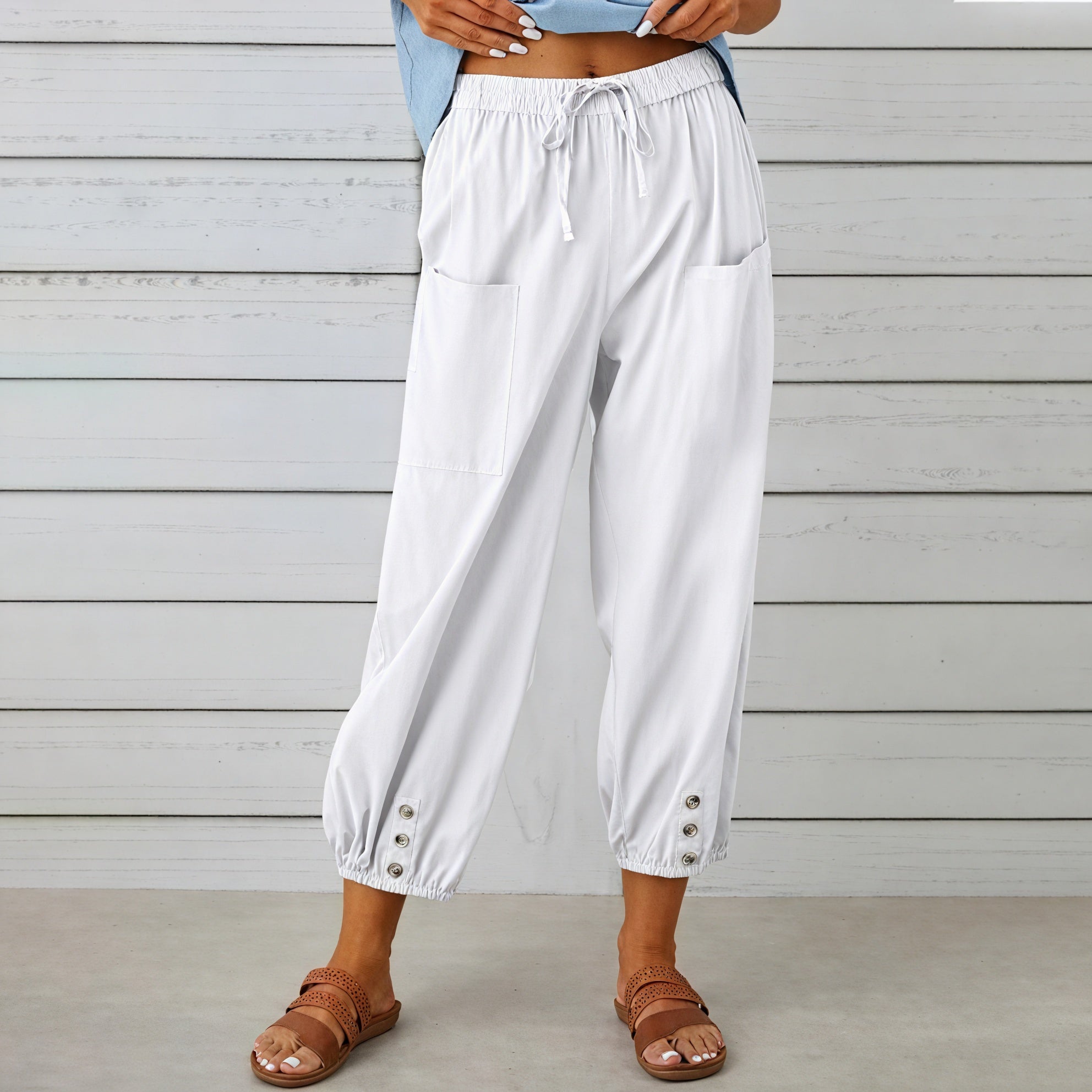 Pantalones Fluidos con Detalles Distintivos