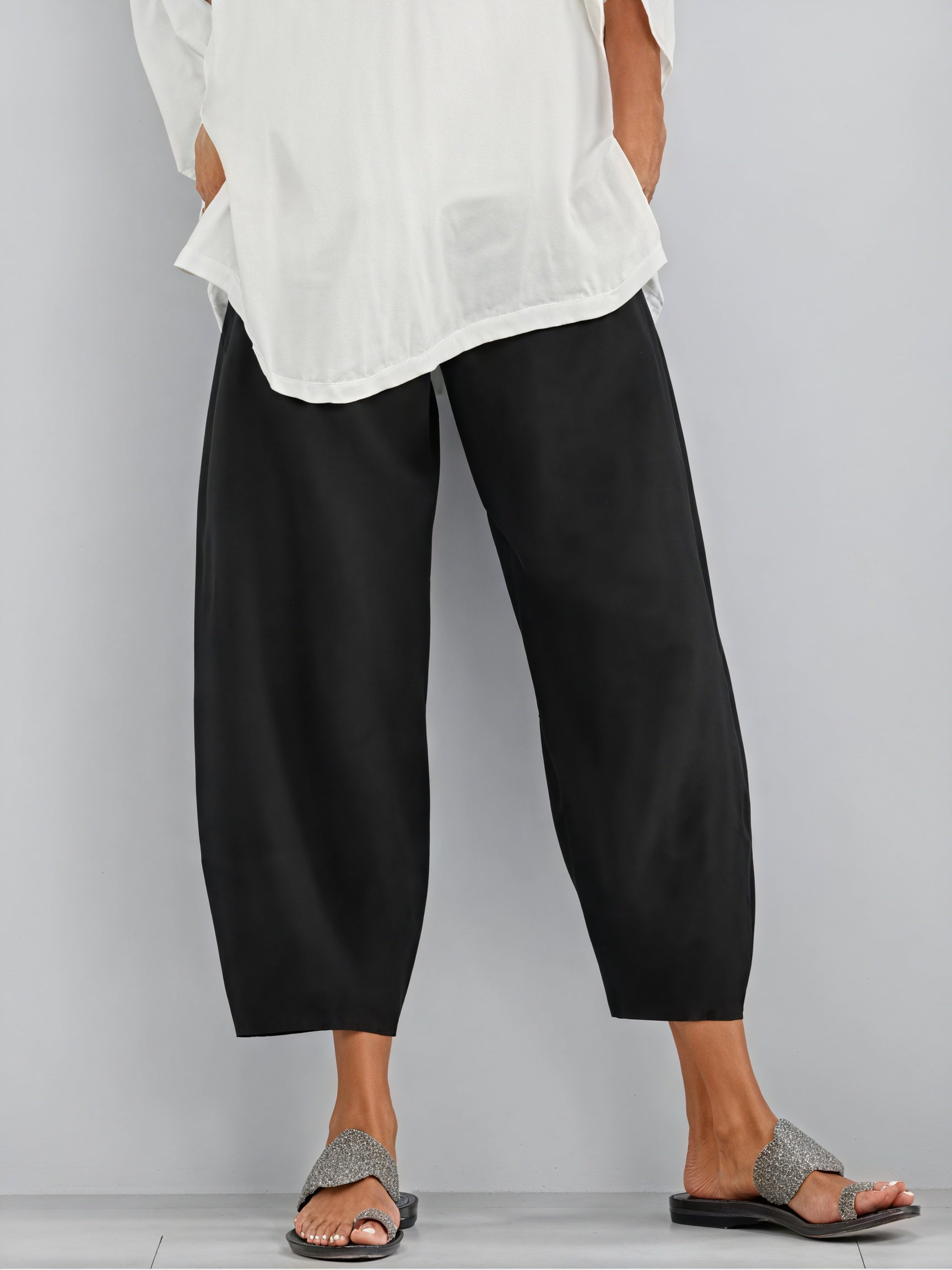 Pantalones Fluidos de Pierna Ancha: Elegancia Relajada