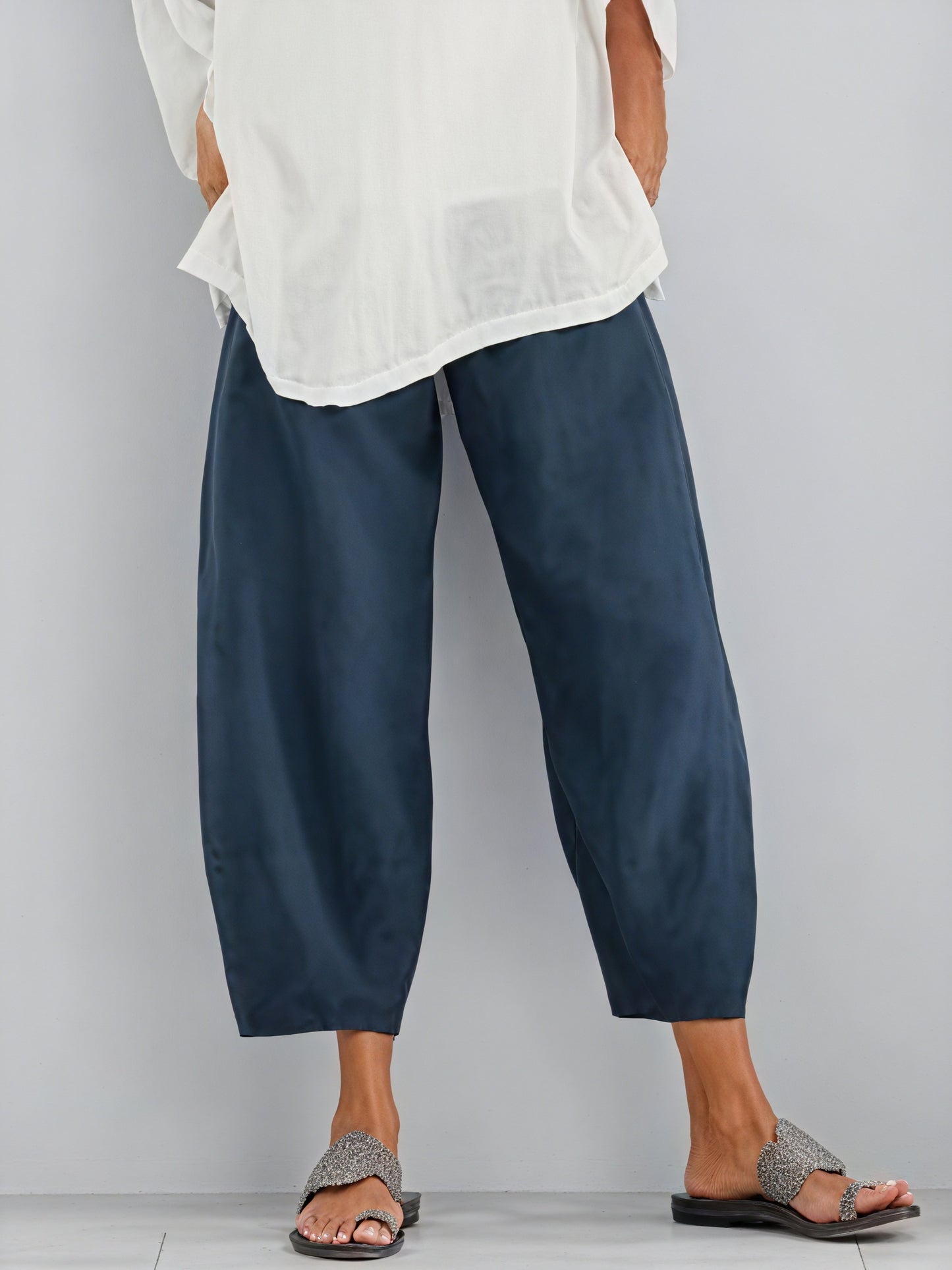 Pantalones Fluidos de Pierna Ancha: Elegancia Relajada
