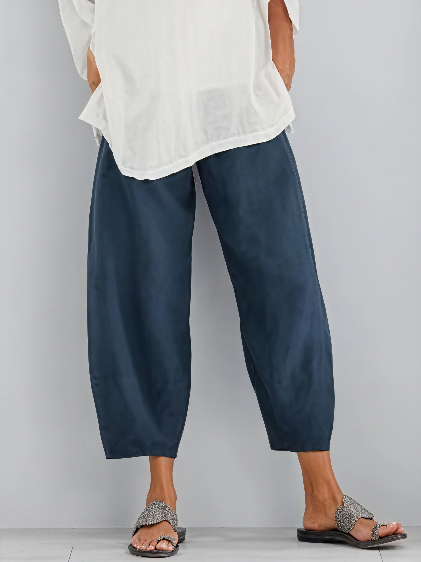 Pantalones Fluidos de Pierna Ancha: Elegancia Relajada