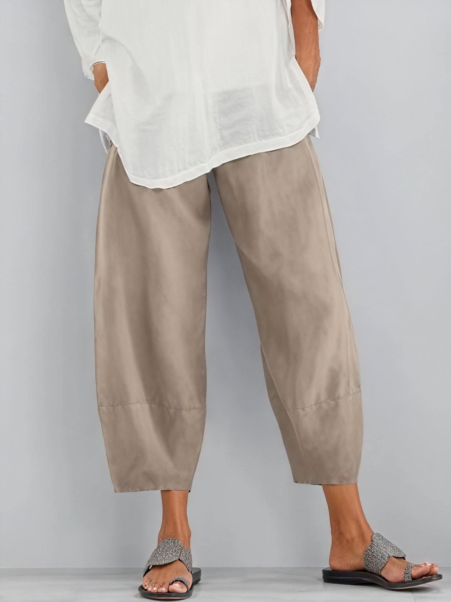 Pantalones Fluidos de Pierna Ancha: Elegancia Relajada