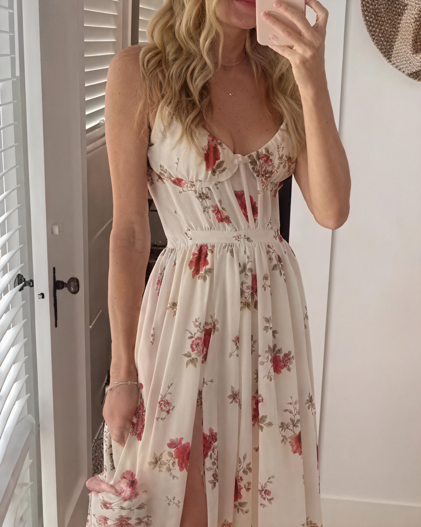Vestido Maxi Floral Único con Tirantes Finos, Abertura Alta y Silueta Fluida. Perfecto para Verano y Ocasiones Especiales.-81660-87d99f3c-9983-4e69-adc1-49bc2a06ea1b