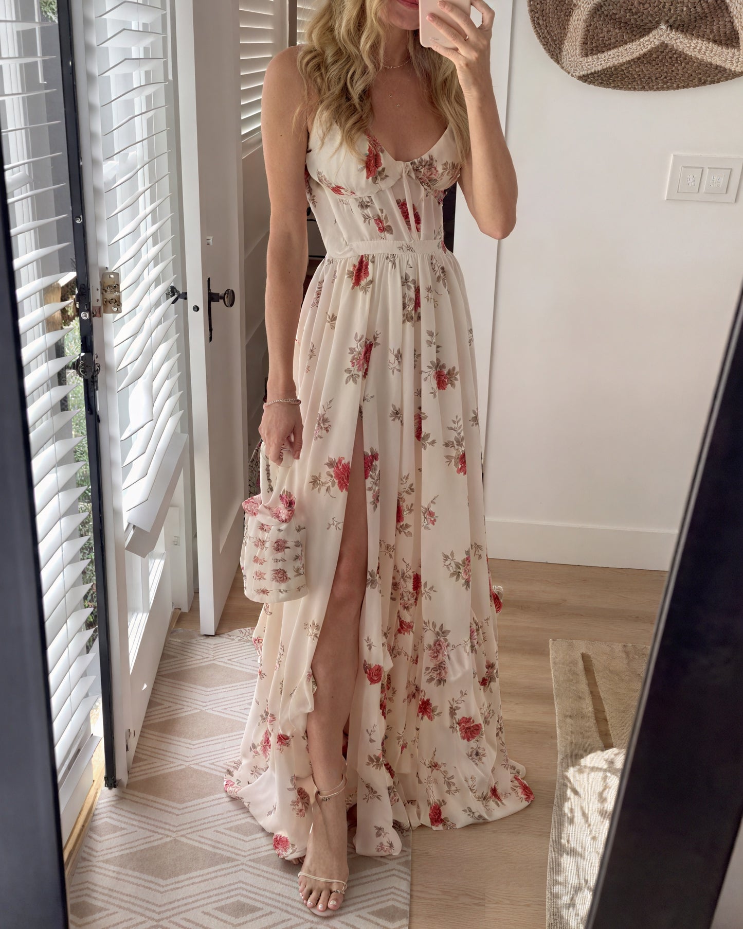 Vestido Maxi Floral Único con Tirantes Finos, Abertura Alta y Silueta Fluida. Perfecto para Verano y Ocasiones Especiales.-81660-c2776744-db3d-4636-a910-f75376f73795