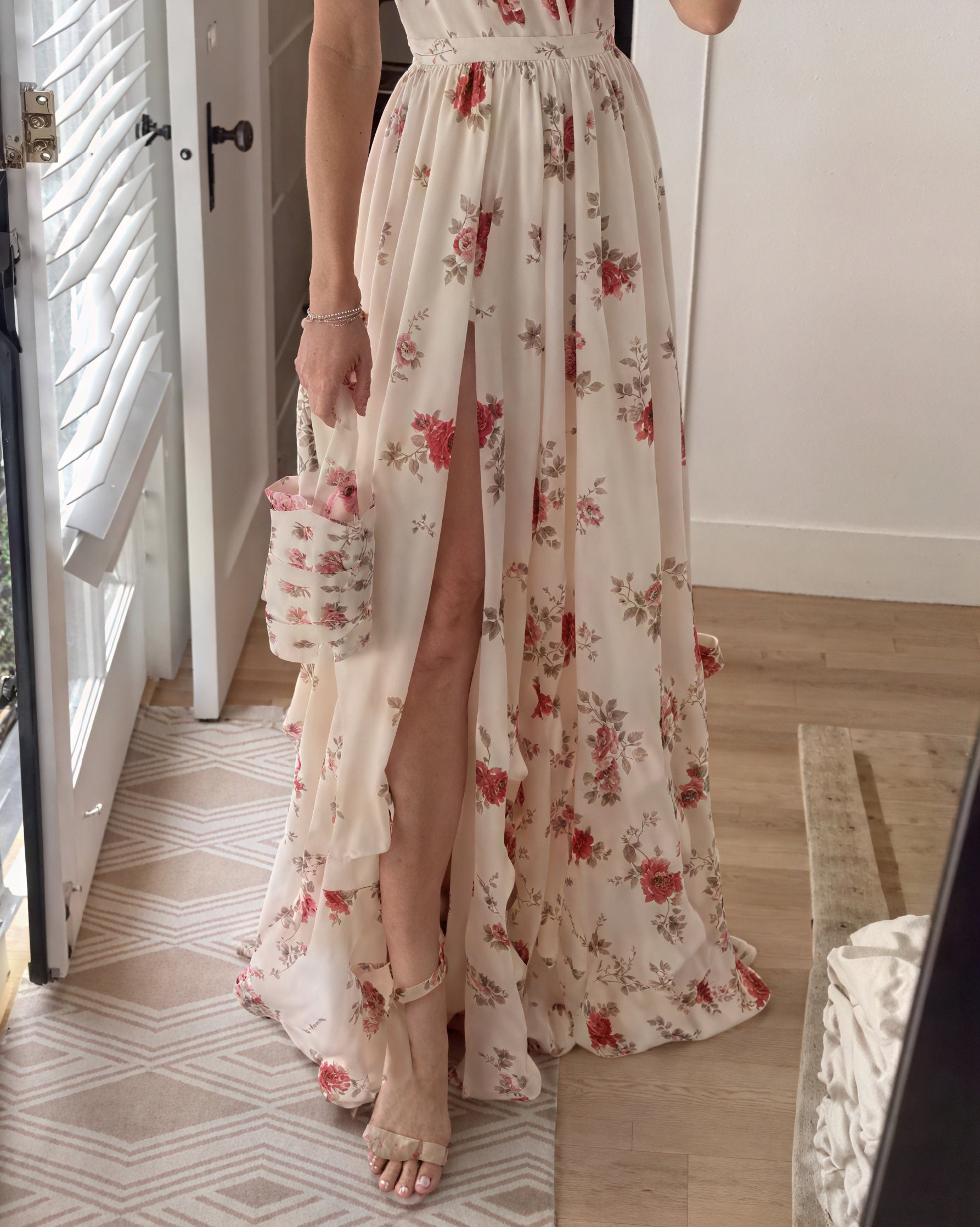 Vestido Maxi Floral Único con Tirantes Finos, Abertura Alta y Silueta Fluida. Perfecto para Verano y Ocasiones Especiales.-81660-c65611bb-daa9-41ab-b655-e87fa11fe3f2