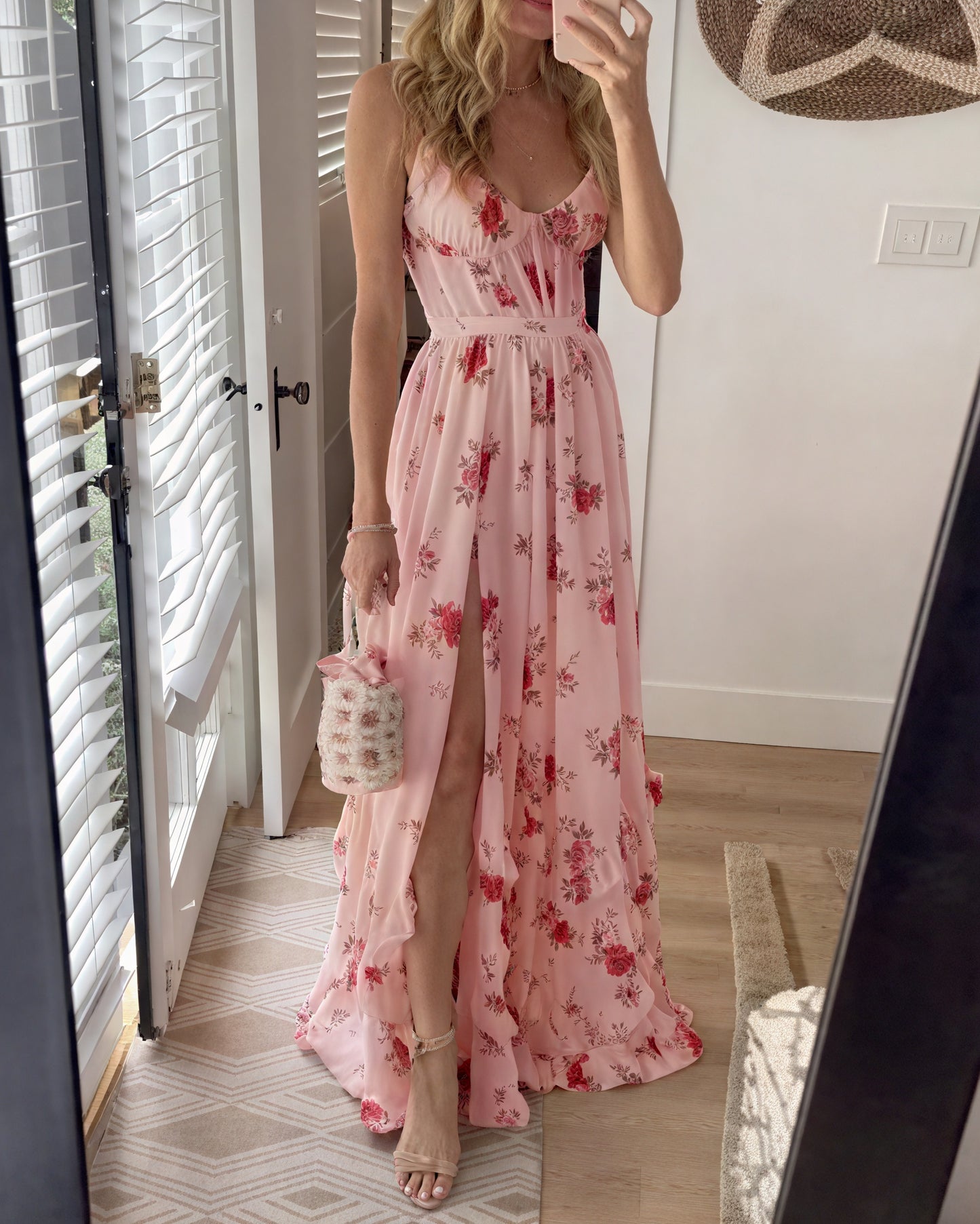 Vestido Maxi Floral Único con Tirantes Finos, Abertura Alta y Silueta Fluida. Perfecto para Verano y Ocasiones Especiales.-81660-de1e57a6-15a1-4e28-8a5f-57fcac7f3767