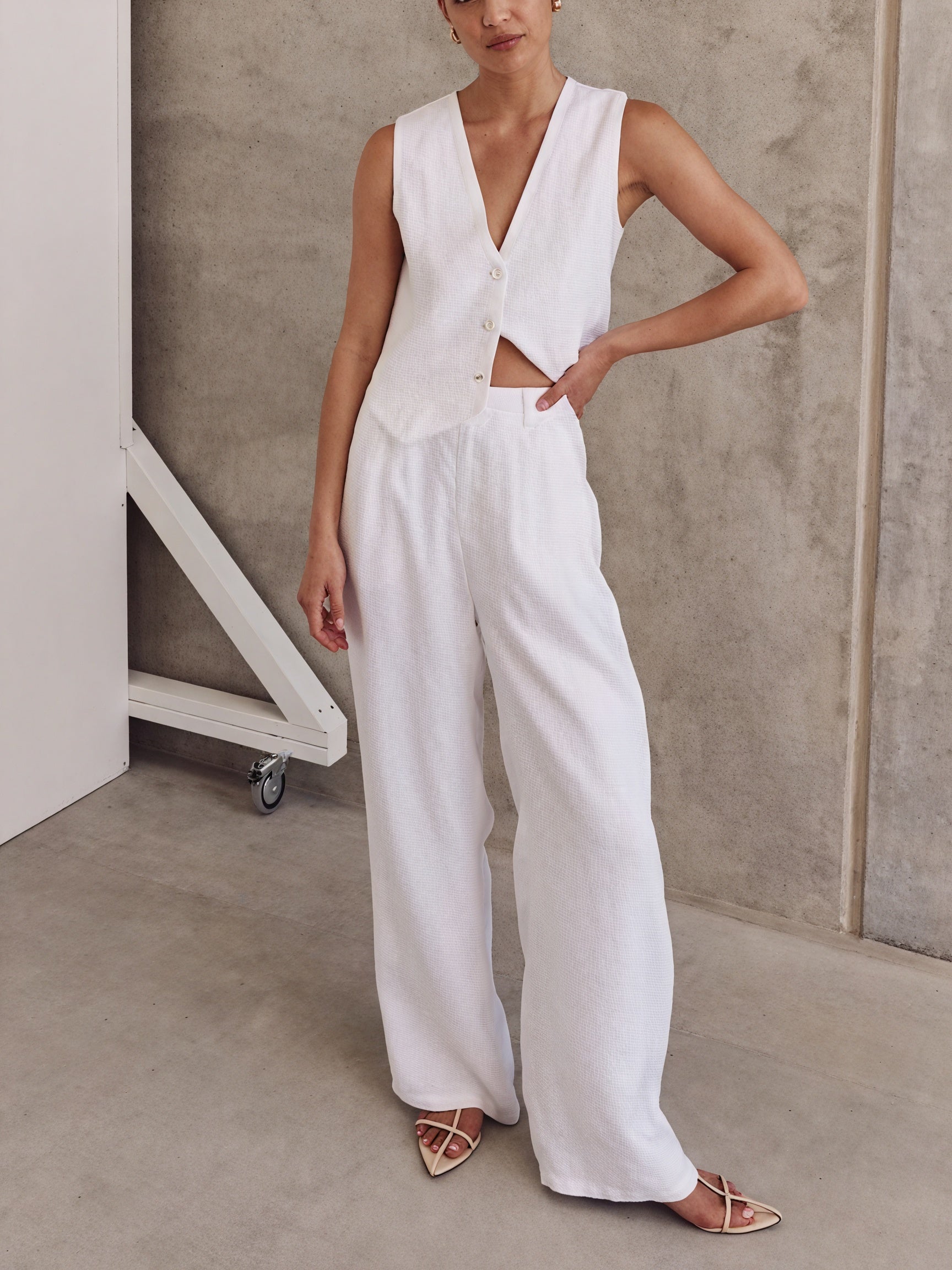 Conjunto Sofisticado: Chaleco y Pantalón de Pierna Ancha
