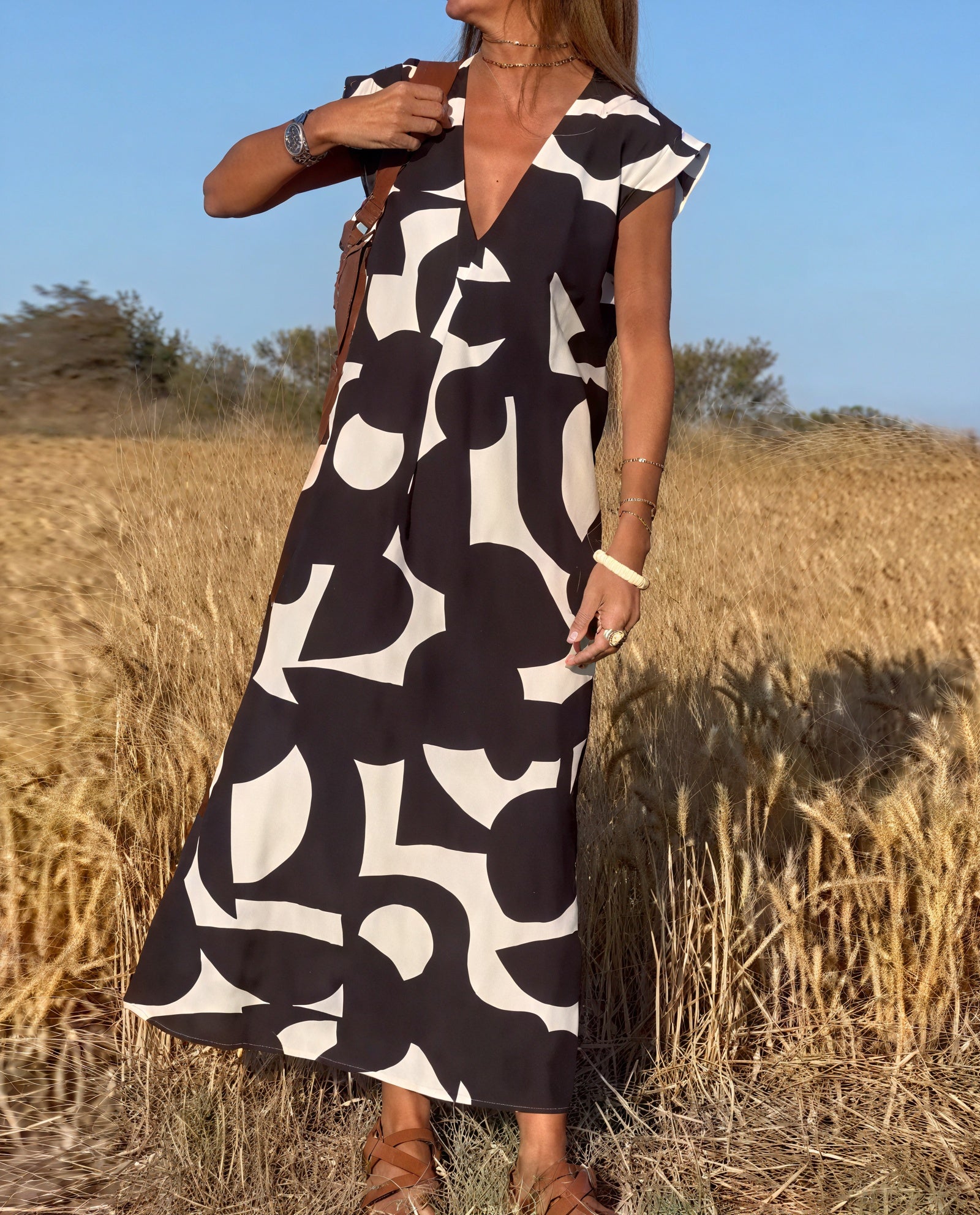 Vestido Maxi Estampado Abstracto: Fluidez y Estilo