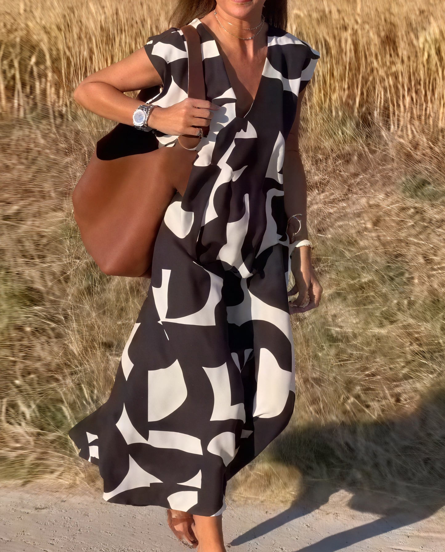 Vestido Maxi Estampado Abstracto: Fluidez y Estilo