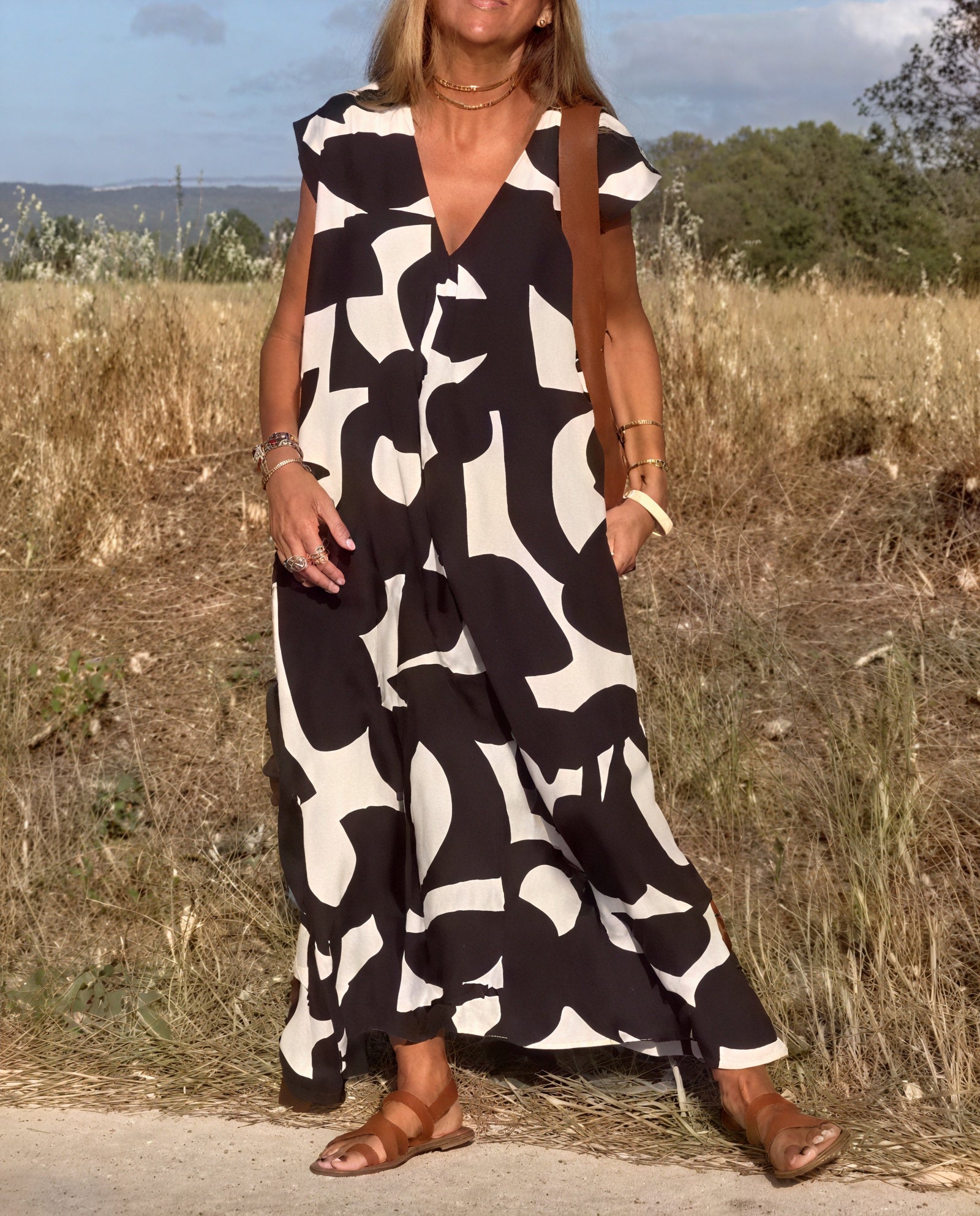 Vestido Maxi Estampado Abstracto: Fluidez y Estilo