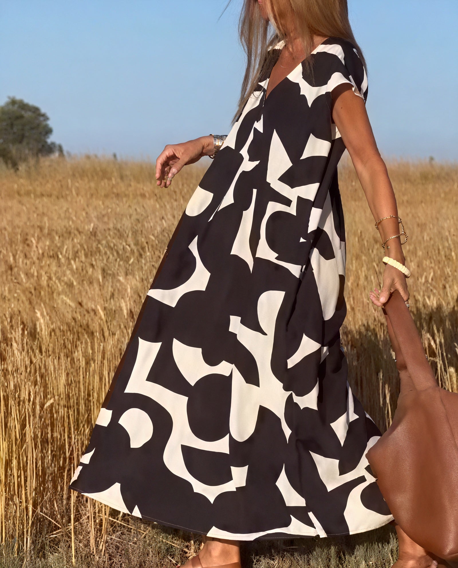 Vestido Maxi Estampado Abstracto: Fluidez y Estilo