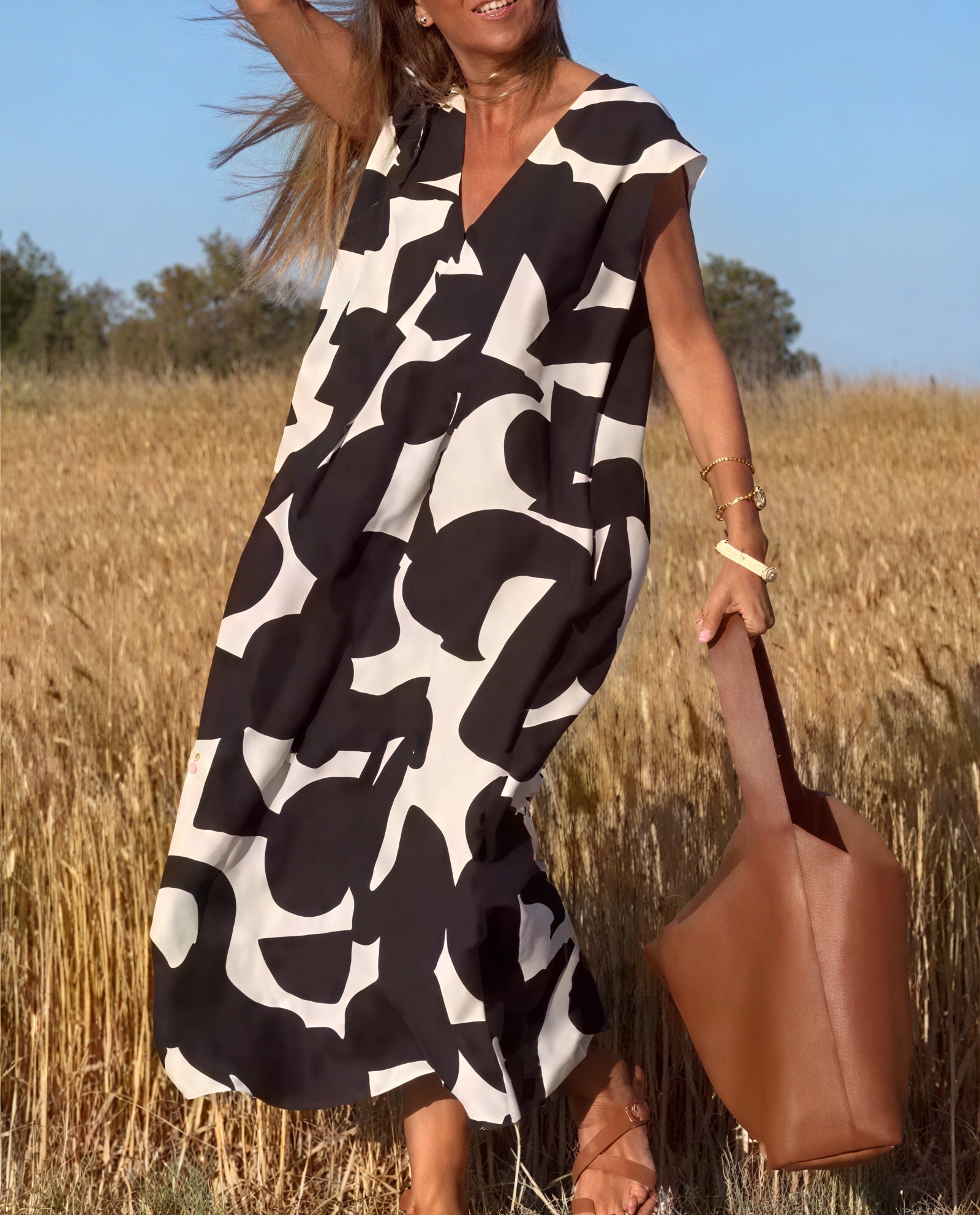 Vestido Maxi Estampado Abstracto: Fluidez y Estilo