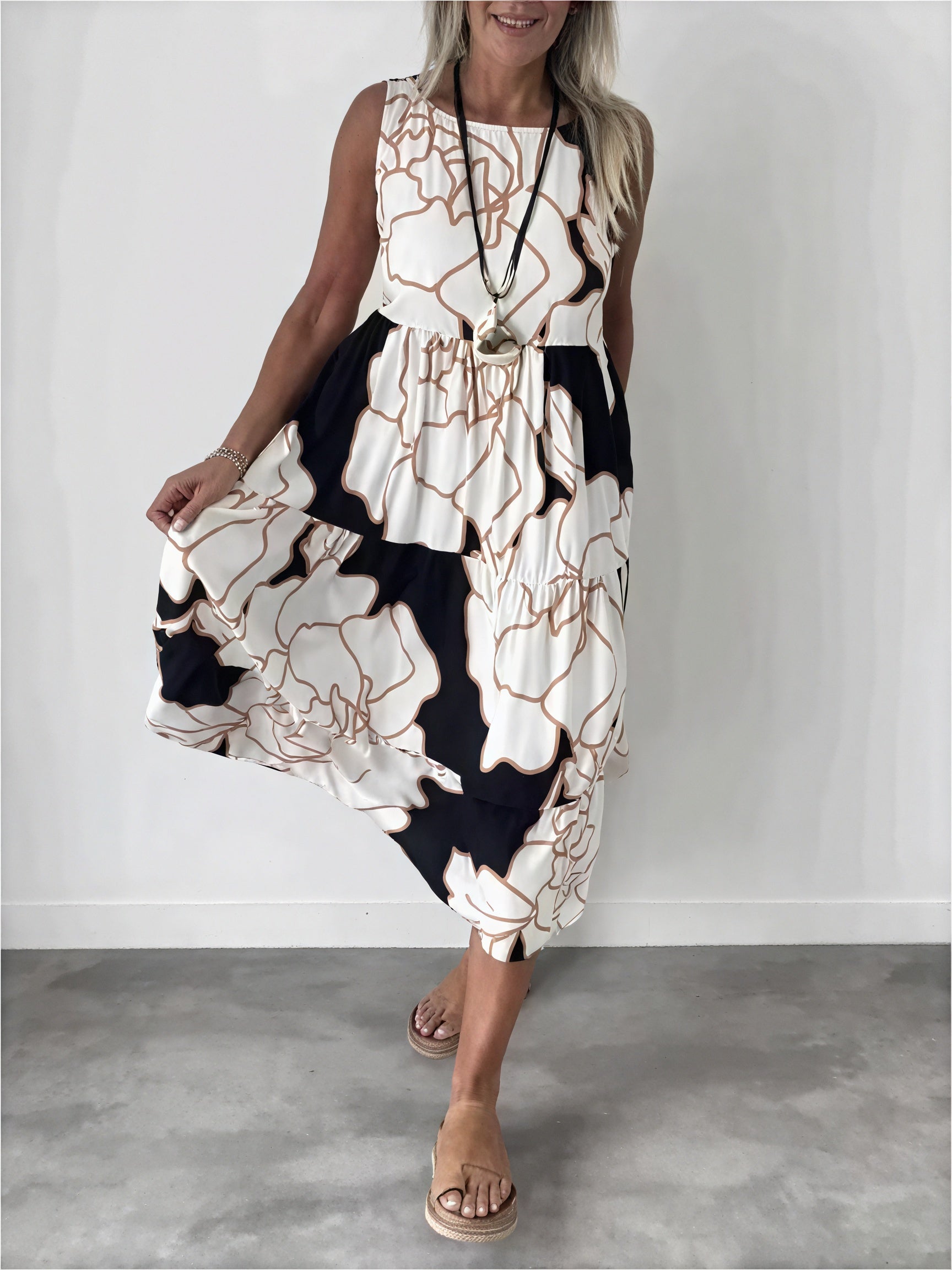 Vestido Midi Floral con Diseño Escalado