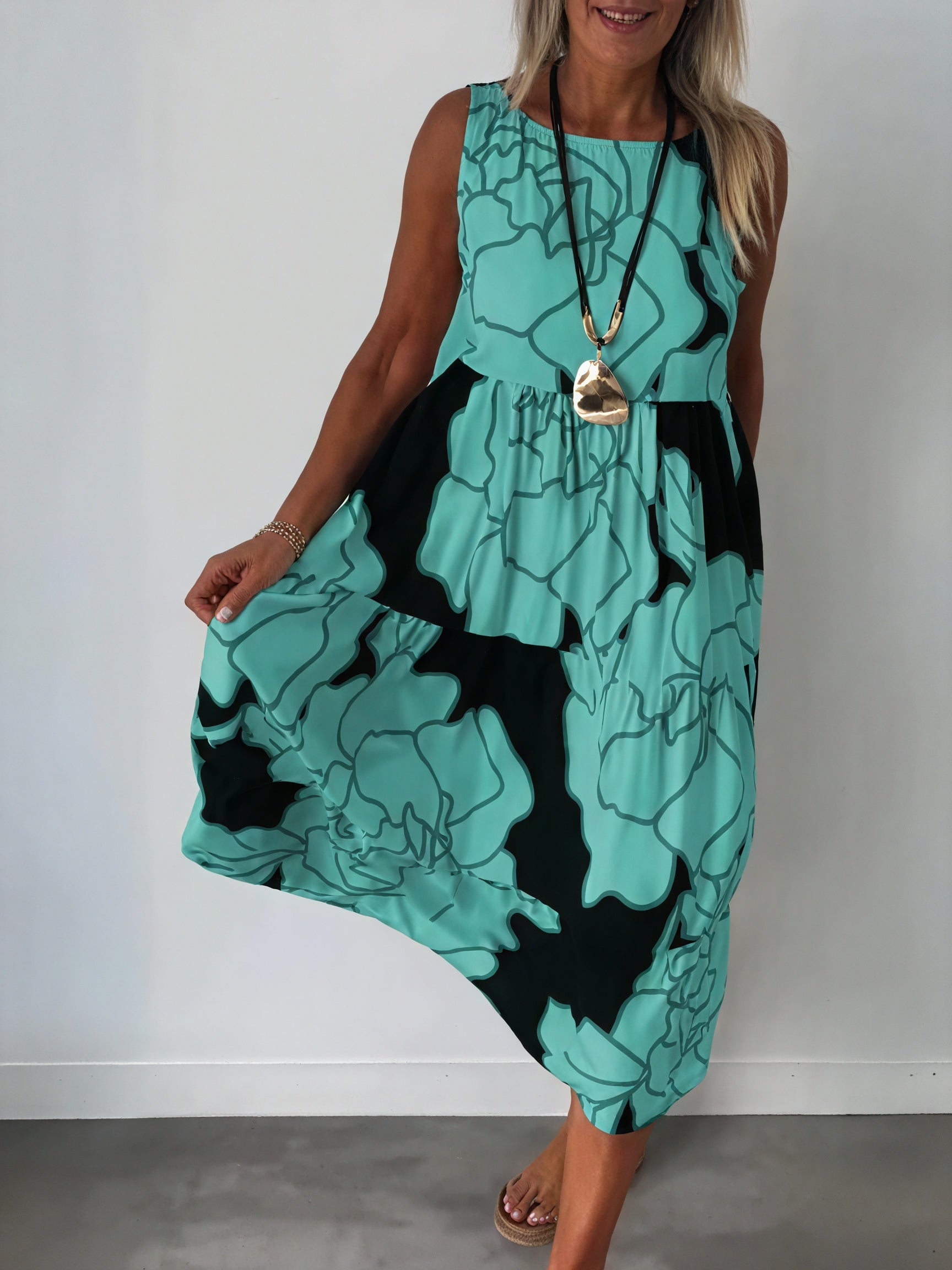 Vestido Midi Floral con Diseño Escalado