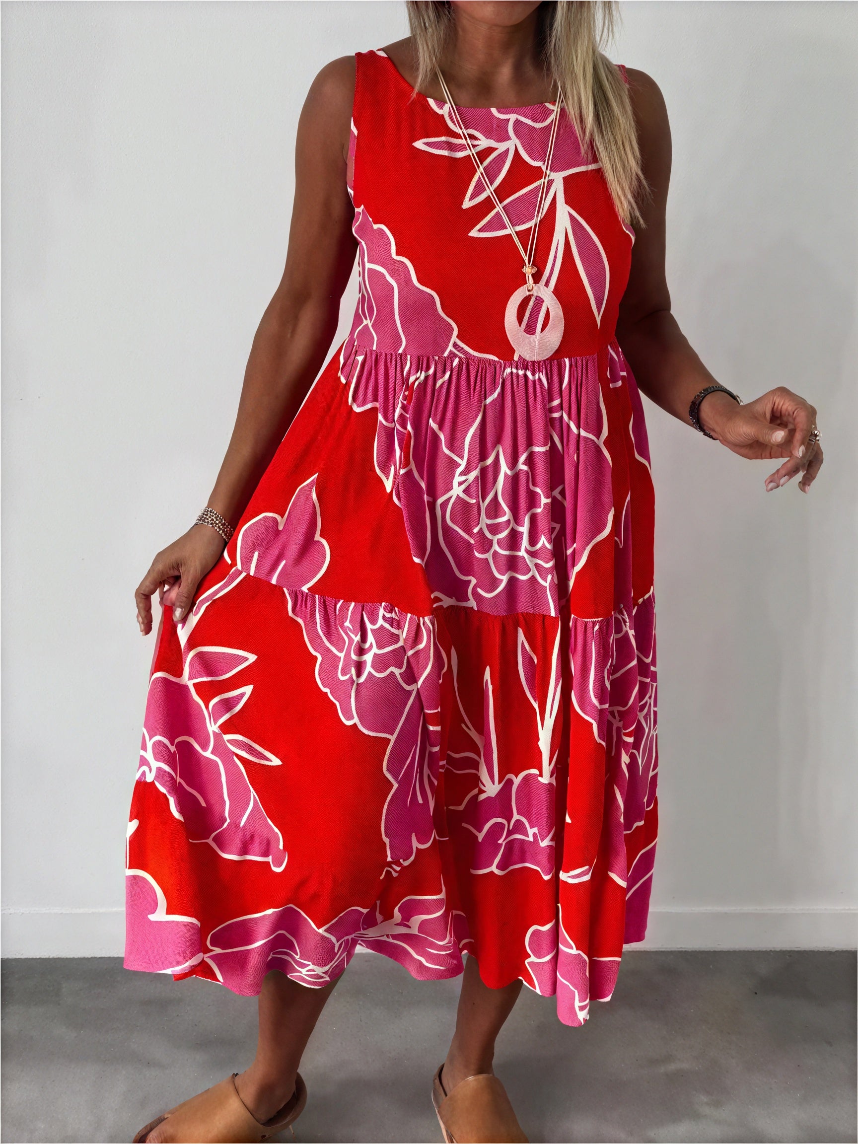 Vestido Midi Floral con Diseño Escalado