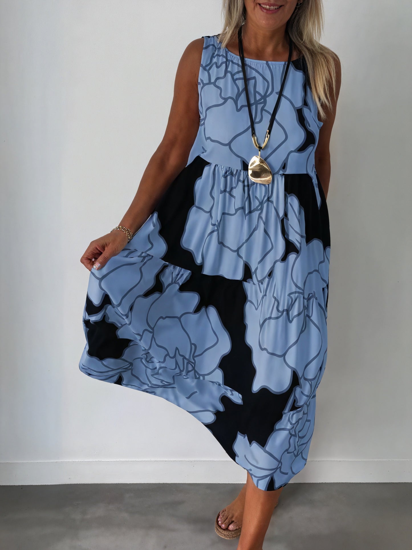 Vestido Midi Floral con Diseño Escalado