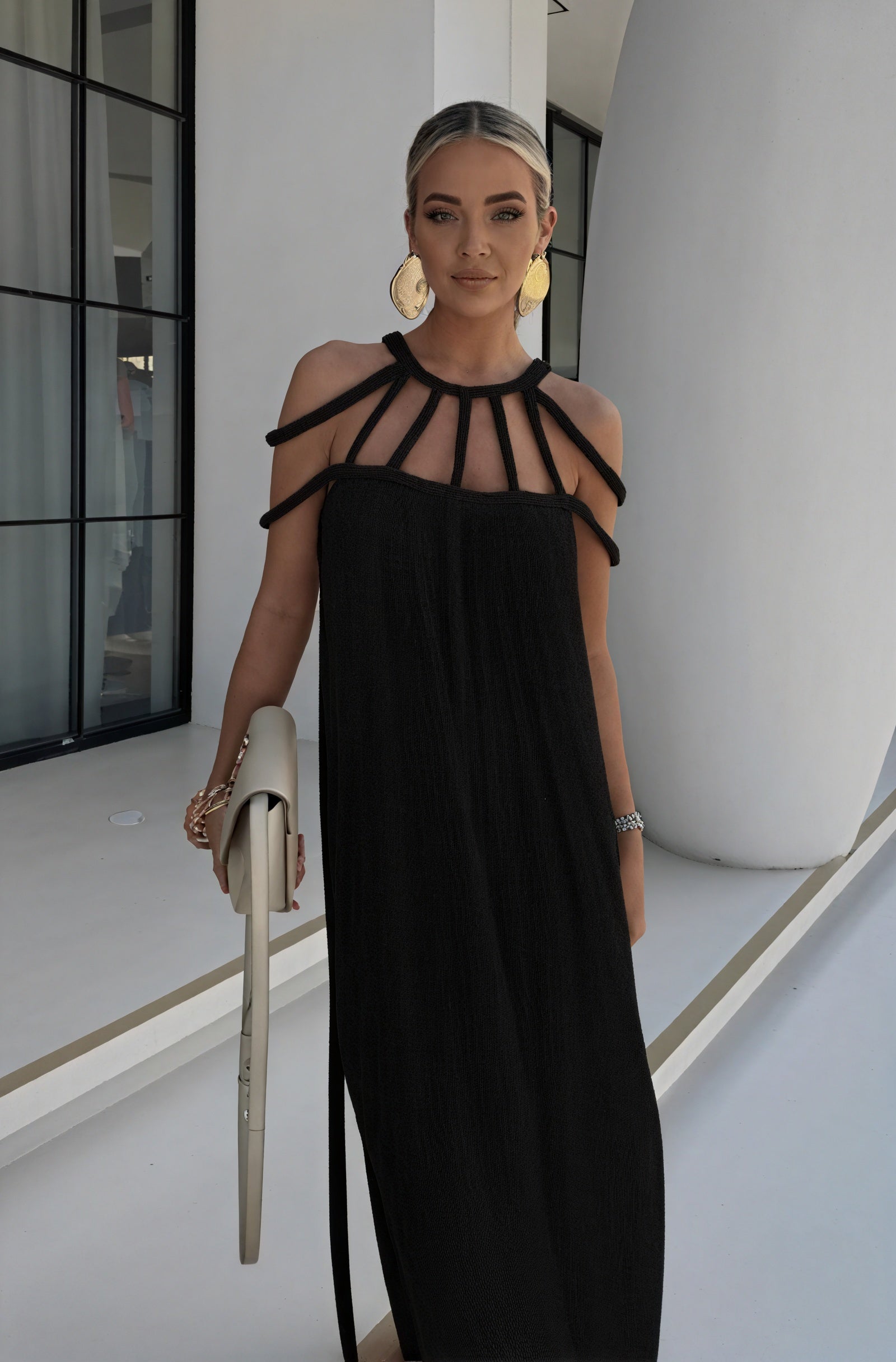 Vestido Maxi Halter: Fluidez y Elegancia Mediterránea