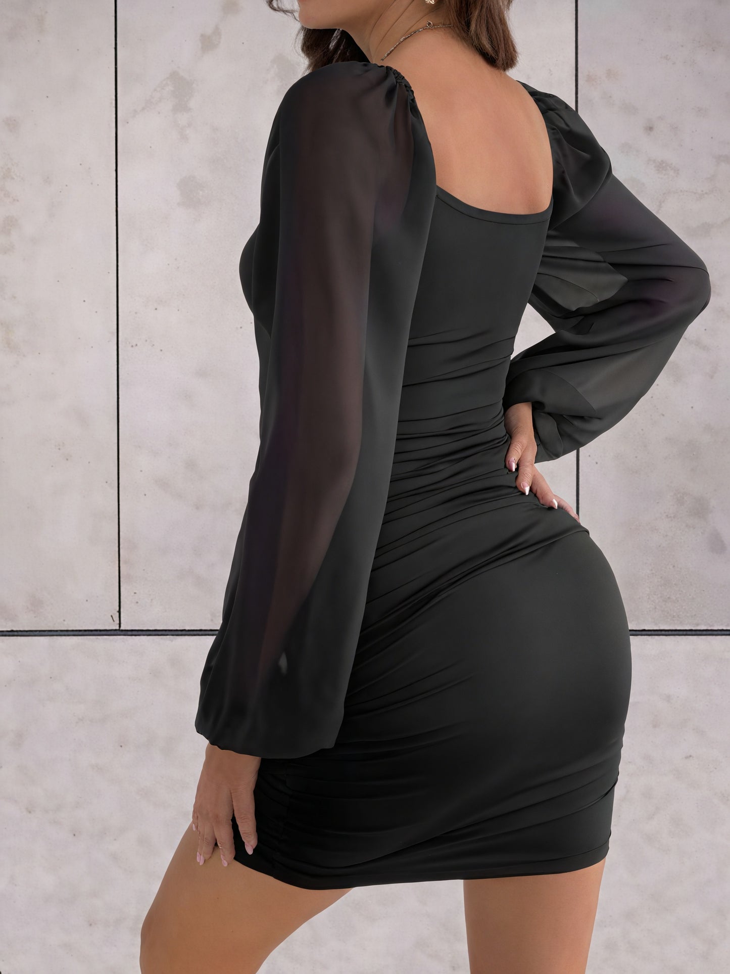 Vestido Silueta Definida: Noches de Encanto y Estilo