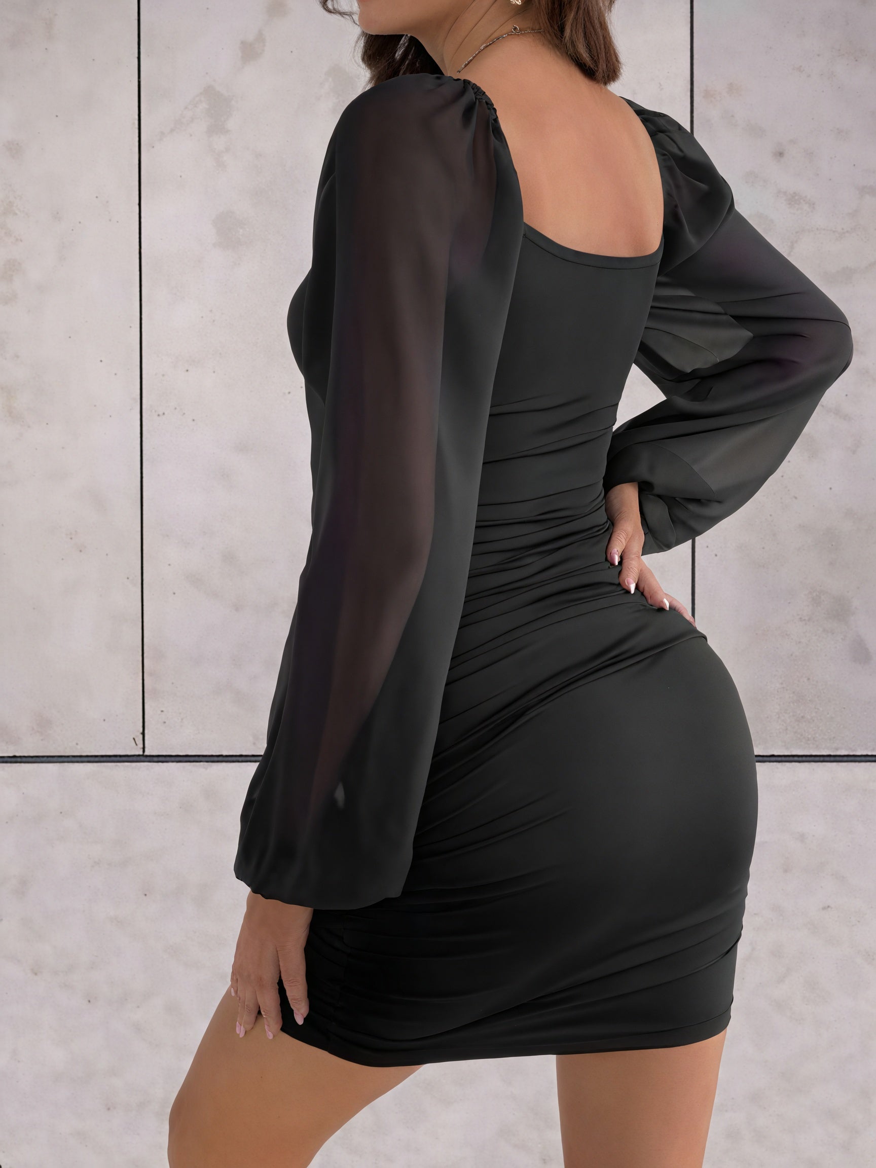 Vestido Silueta Definida: Noches de Encanto y Estilo